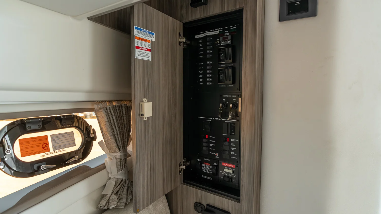 2026 Sea Ray Sundancer 320 Outboard Image Thumbnail #26