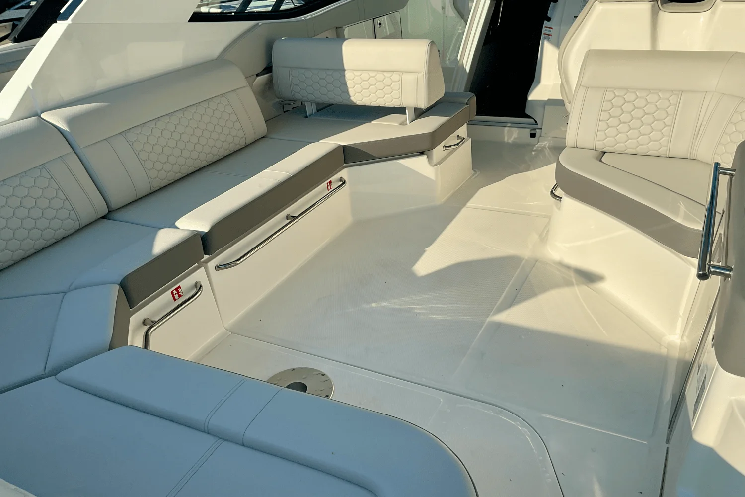 2026 Sea Ray Sundancer 320 Outboard Image Thumbnail #8