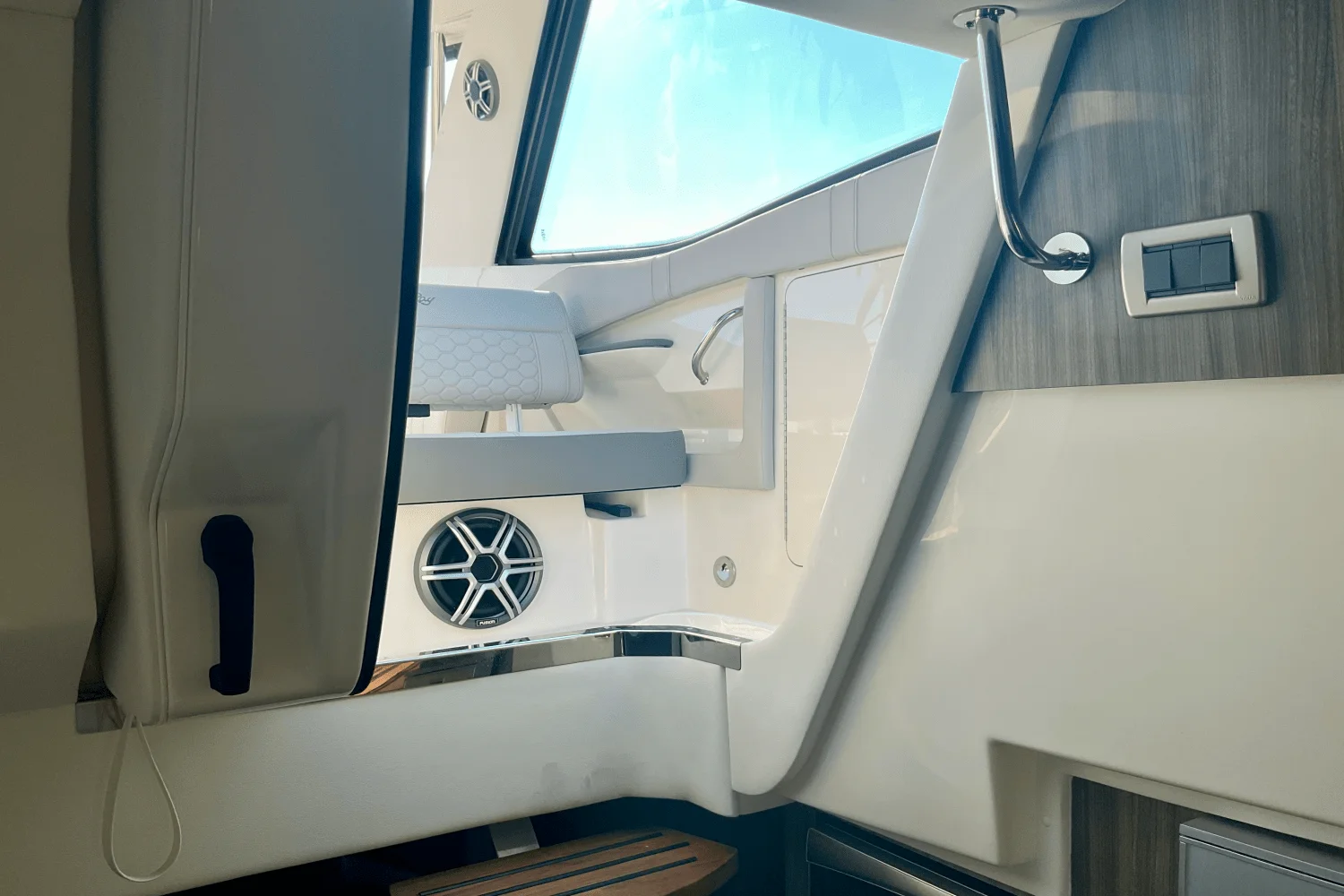 2026 Sea Ray Sundancer 320 Outboard Image Thumbnail #38