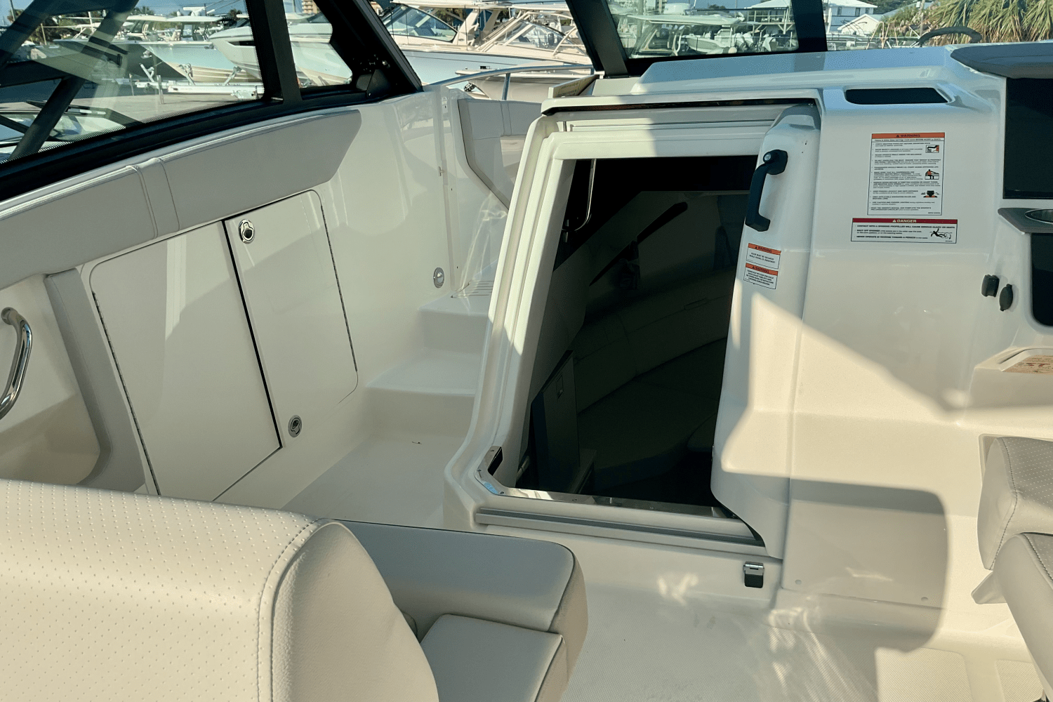 2026 Sea Ray Sundancer 320 Outboard Image Thumbnail #23