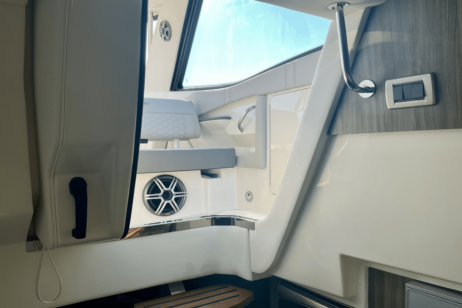 2026 Sea Ray Sundancer 320 Outboard Image Thumbnail #38