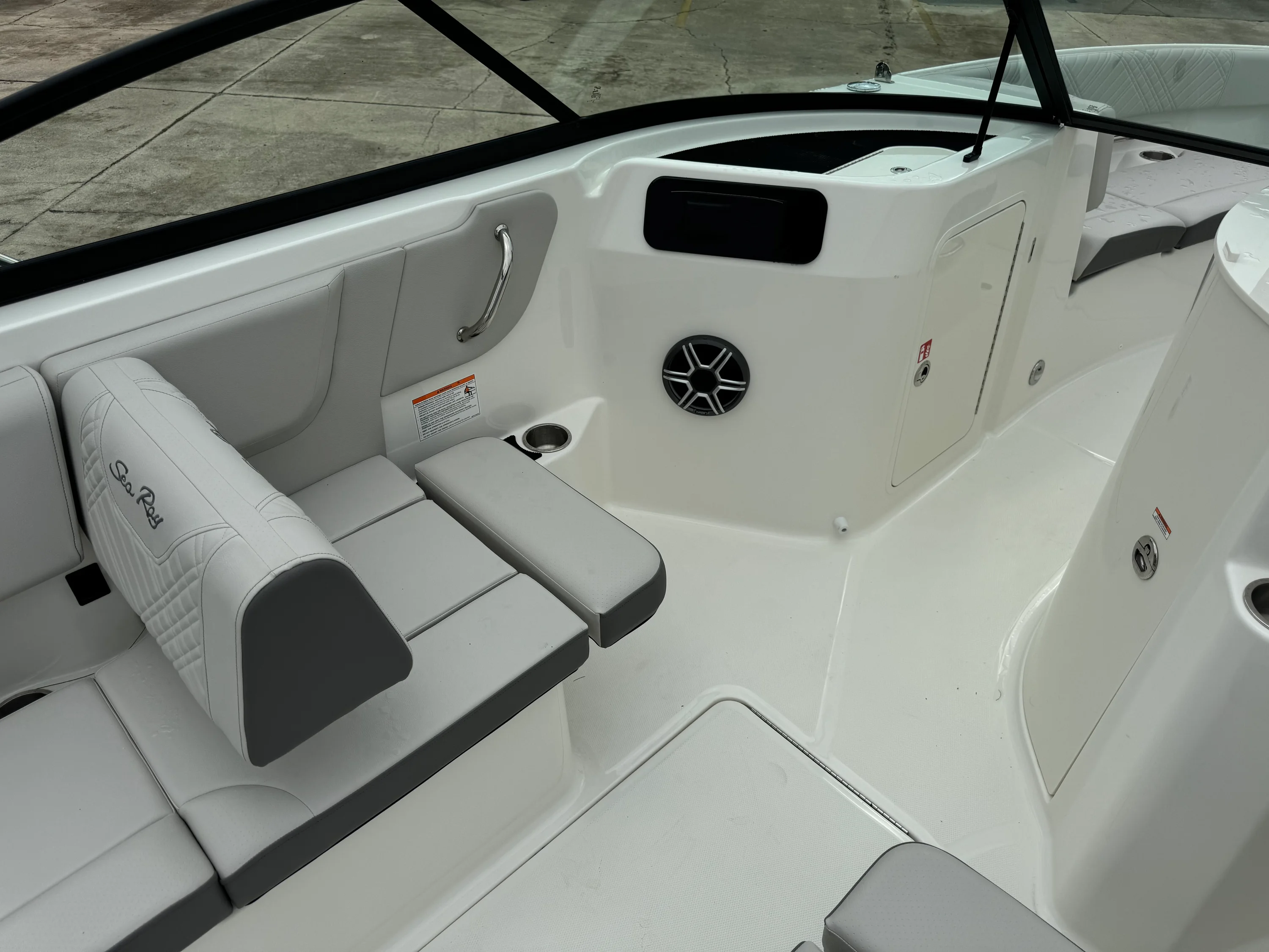 2026 Sea Ray SDX 250 Outboard Image Thumbnail #9