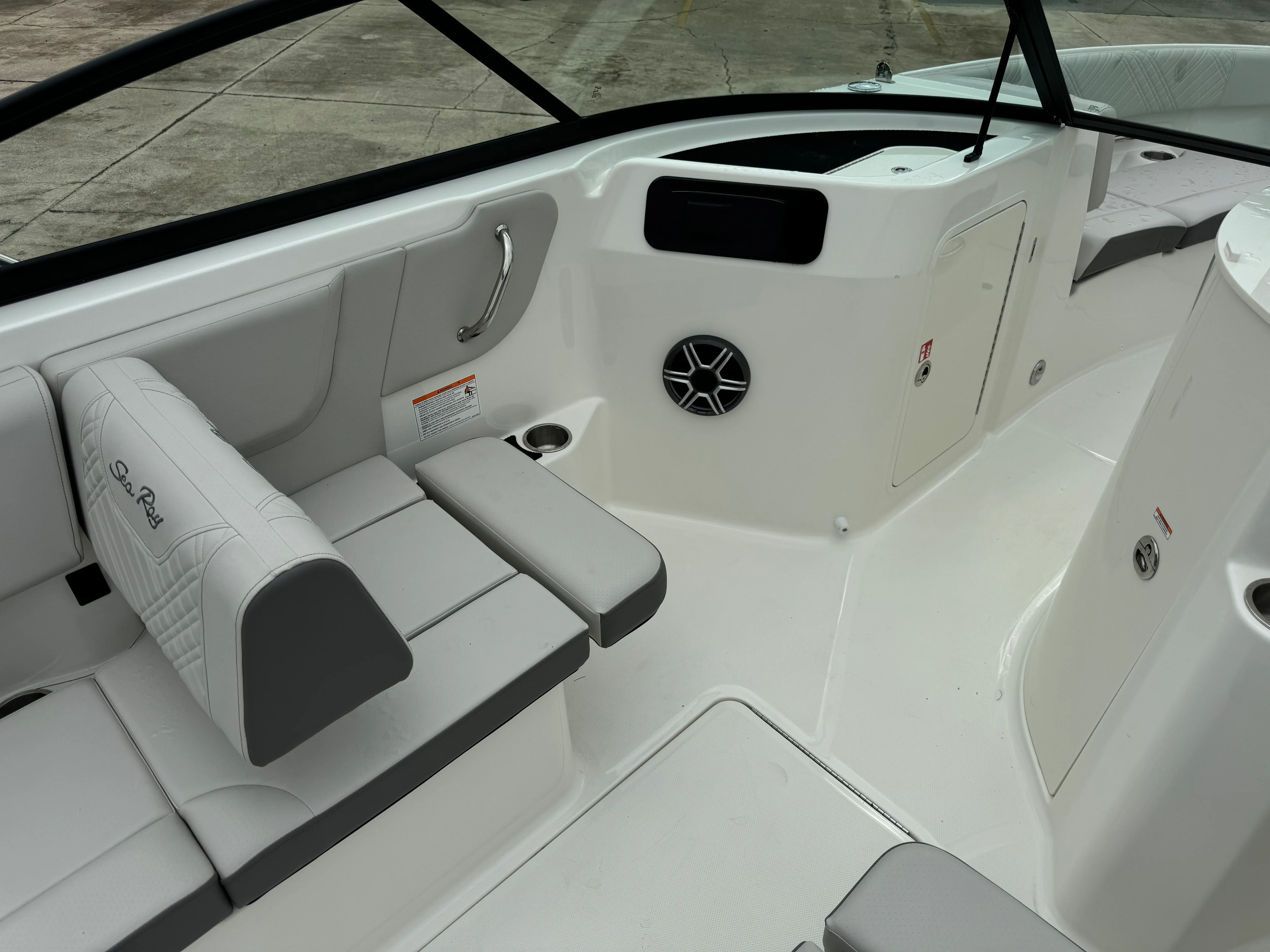 2026 Sea Ray SDX 250 Outboard Image Thumbnail #9