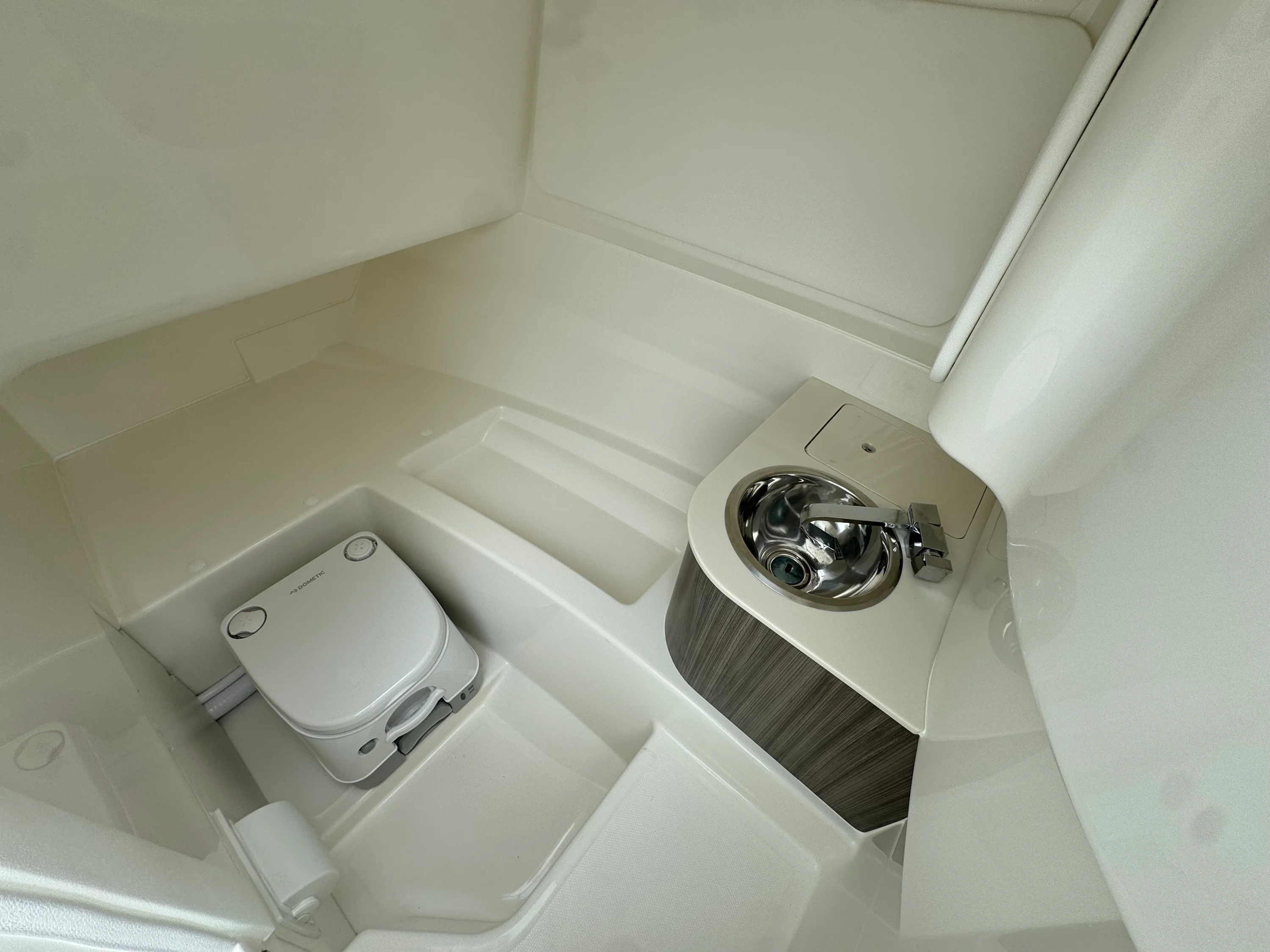 2026 Sea Ray SDX 250 Outboard Image Thumbnail #13