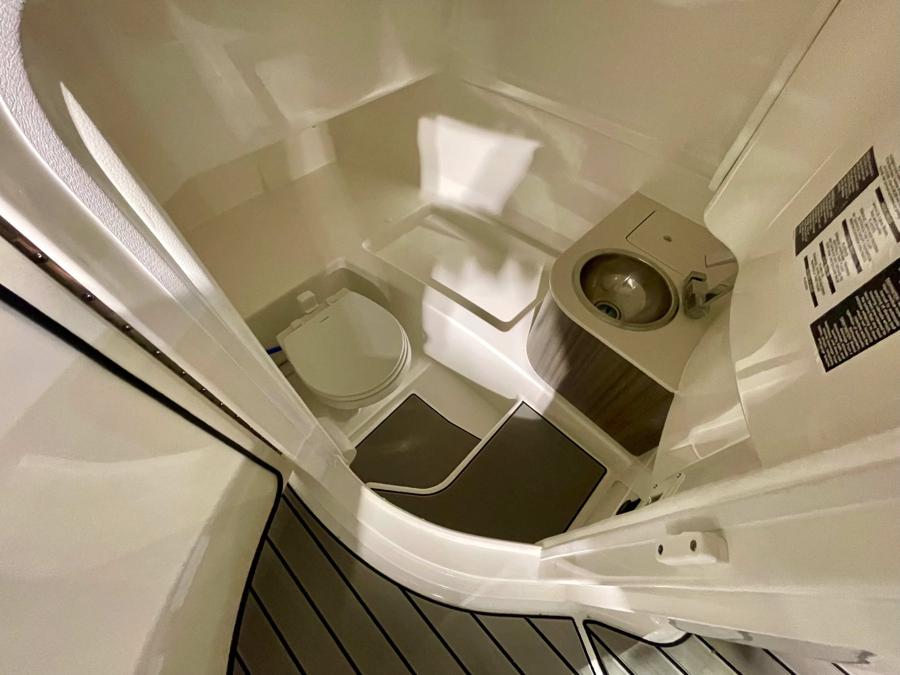 2026 Sea Ray SDX 270 Outboard Image Thumbnail #11