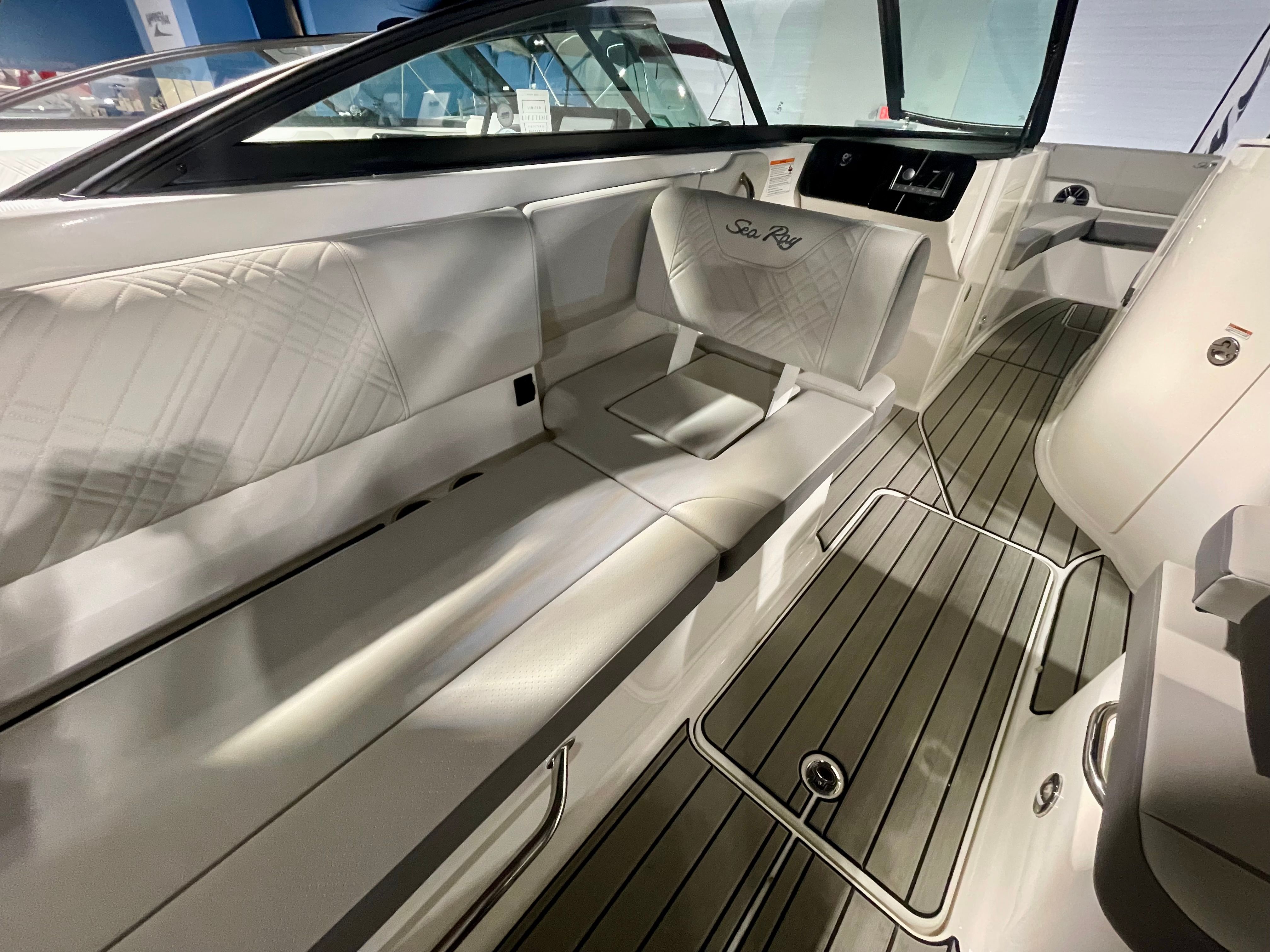 2026 Sea Ray SDX 270 Outboard Image Thumbnail #7