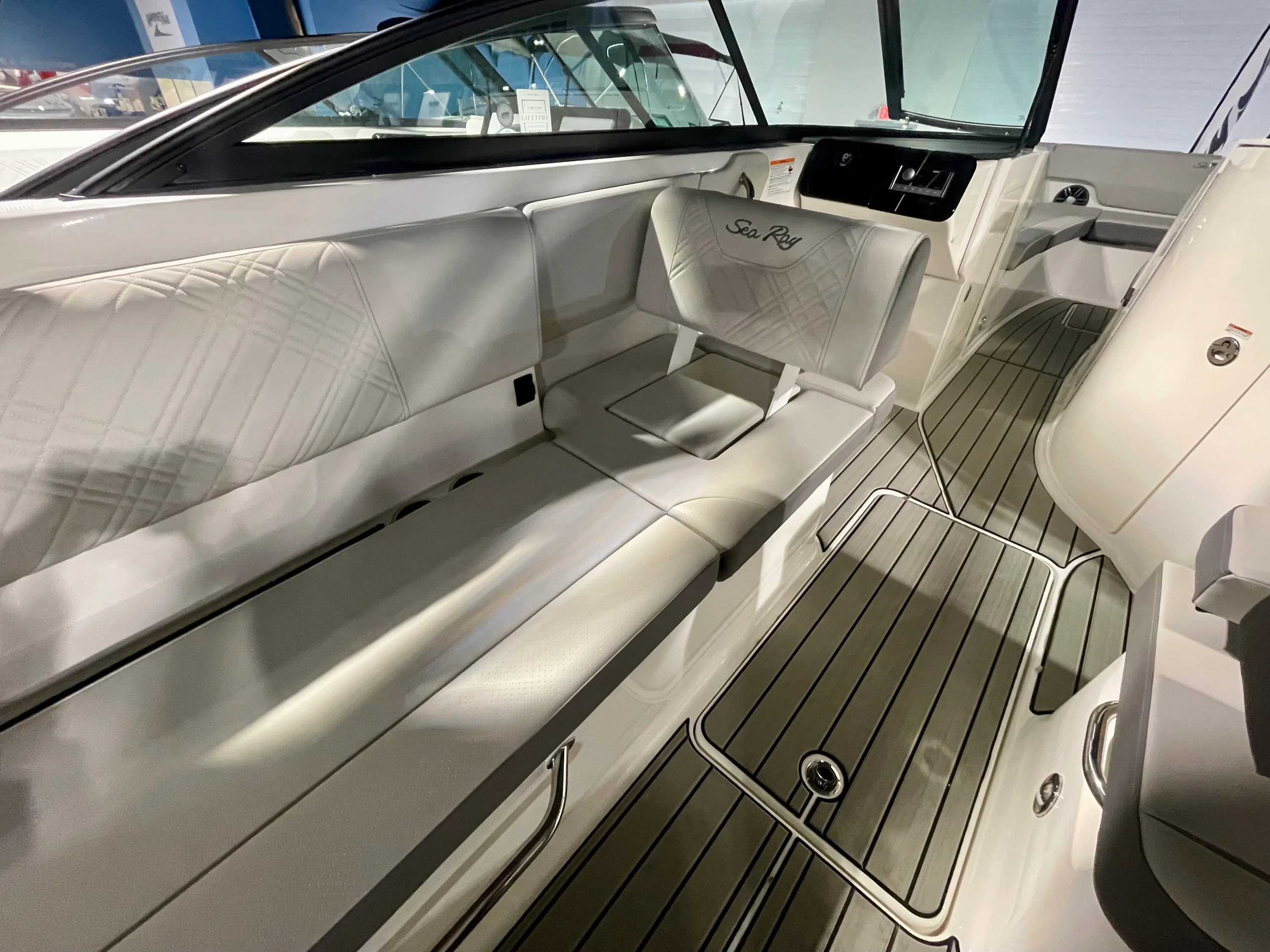 2026 Sea Ray SDX 270 Outboard Image Thumbnail #7