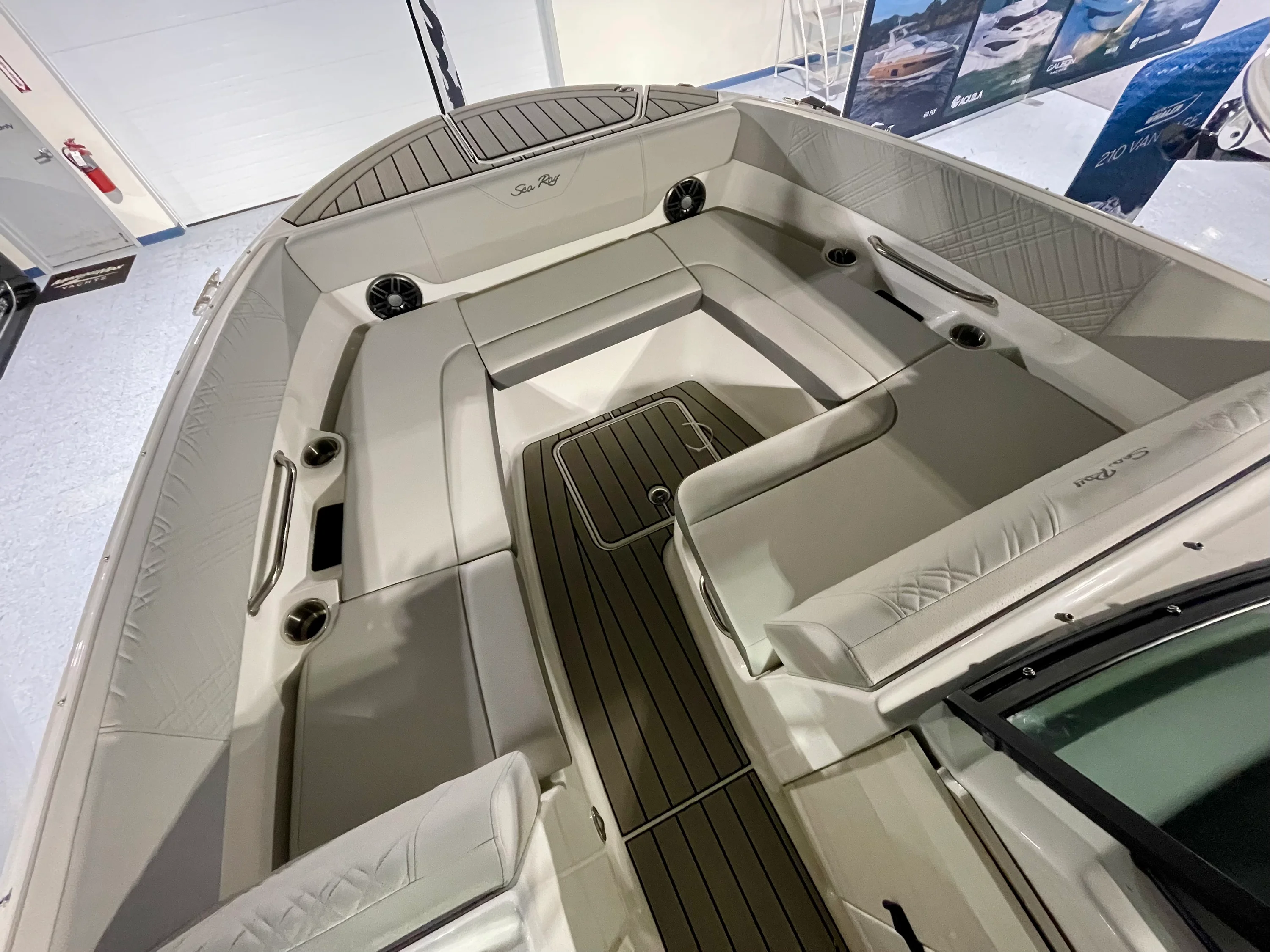 2026 Sea Ray SDX 270 Outboard Image Thumbnail #14