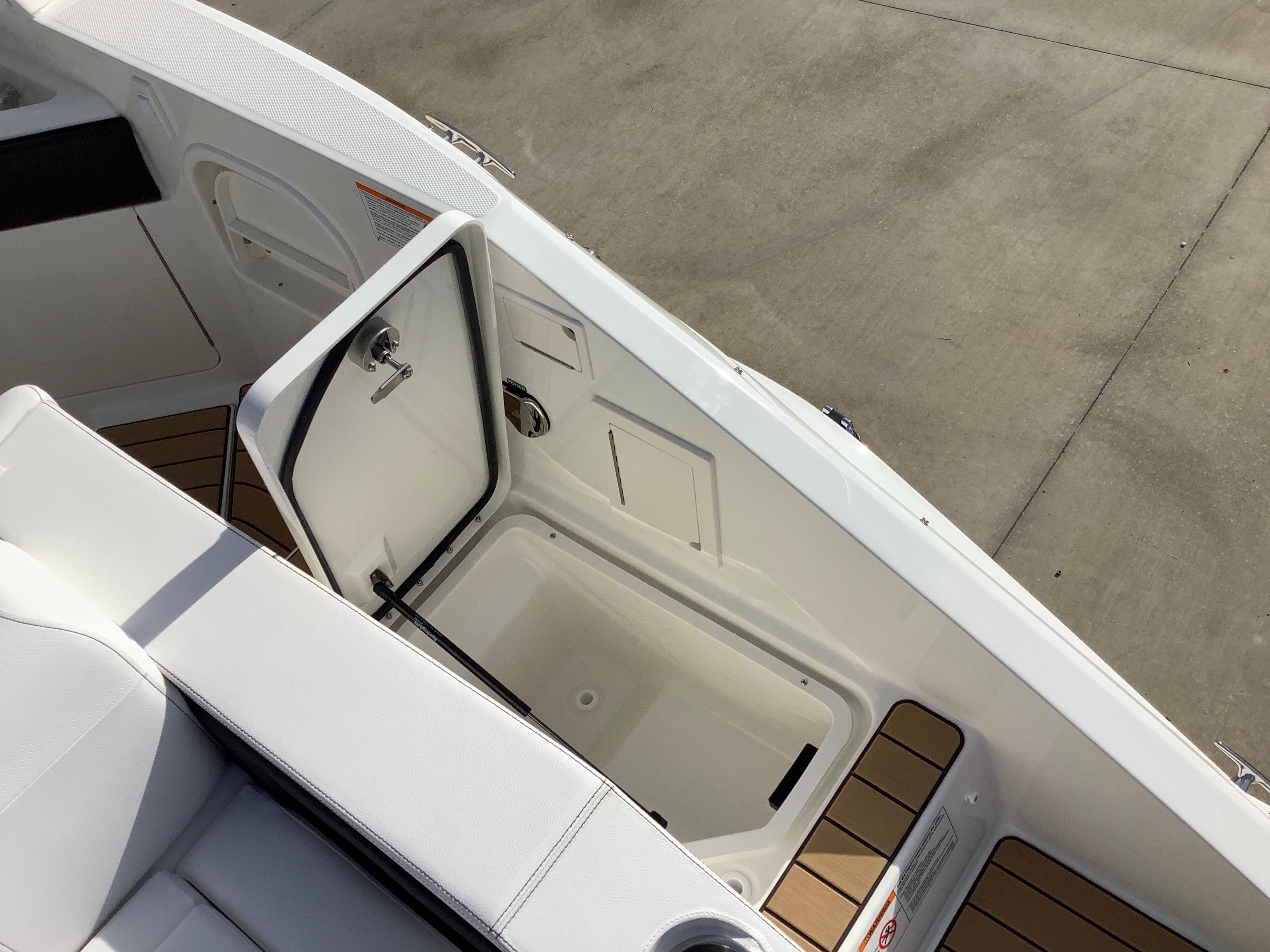 2026 Sea Ray SLX 310 Image Thumbnail #10