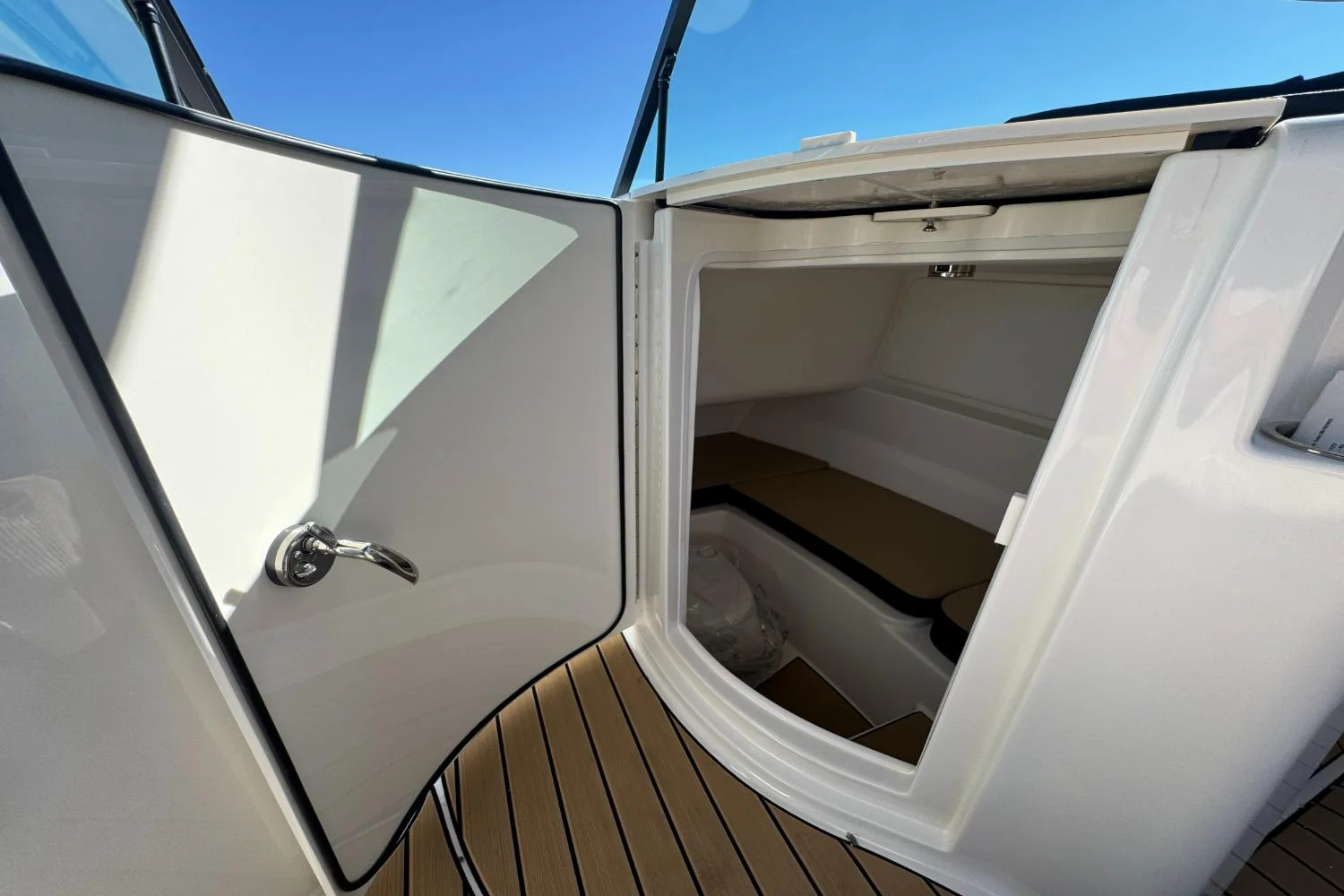 2026 Sea Ray SDX 230 Outboard Image Thumbnail #20