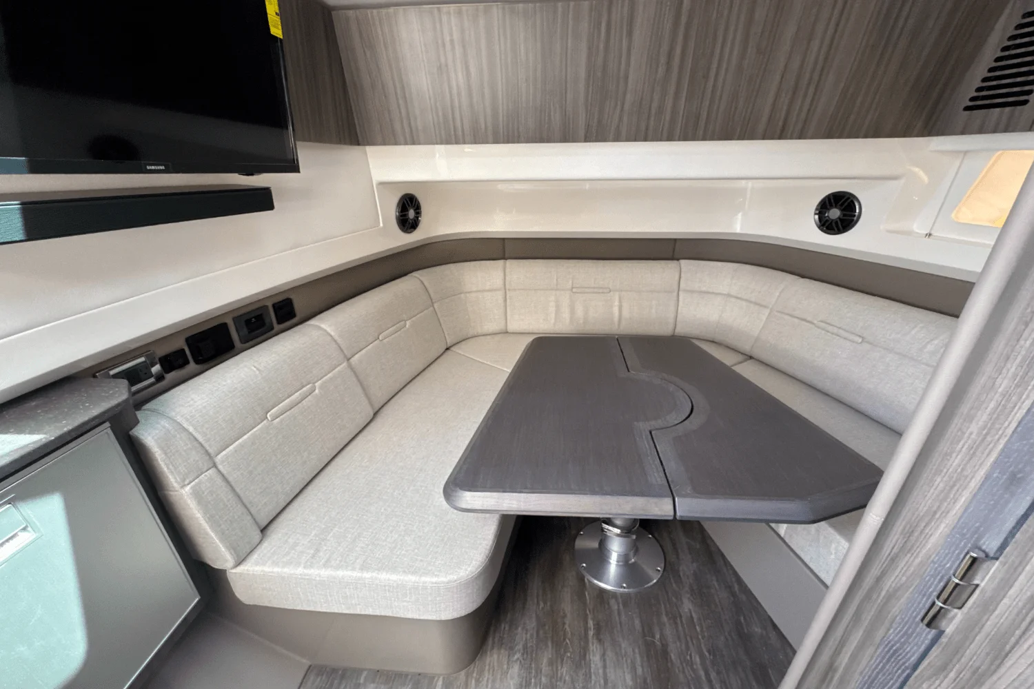 2026 Sea Ray SLX 400 Outboard Image Thumbnail #39