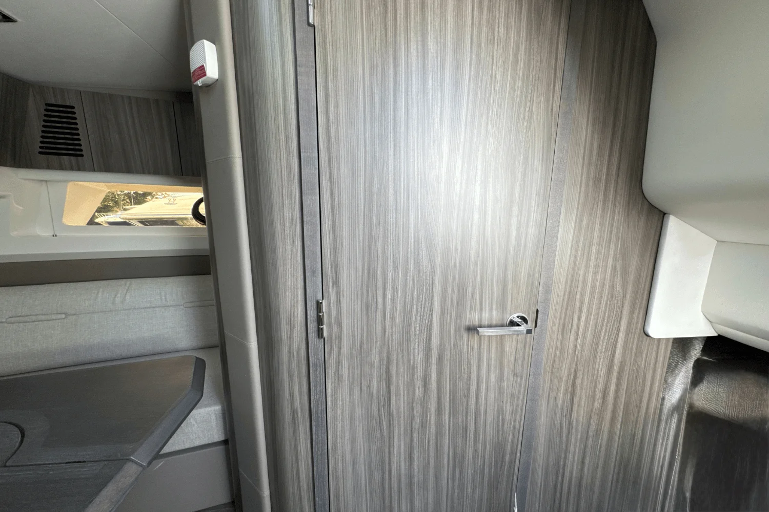 2026 Sea Ray SLX 400 Outboard Image Thumbnail #43