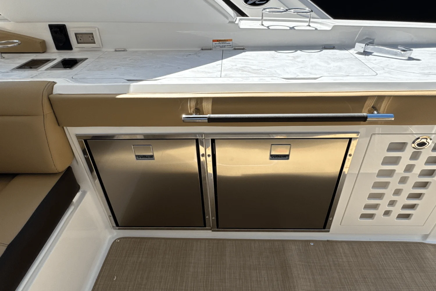 2026 Sea Ray SLX 400 Outboard Image Thumbnail #18