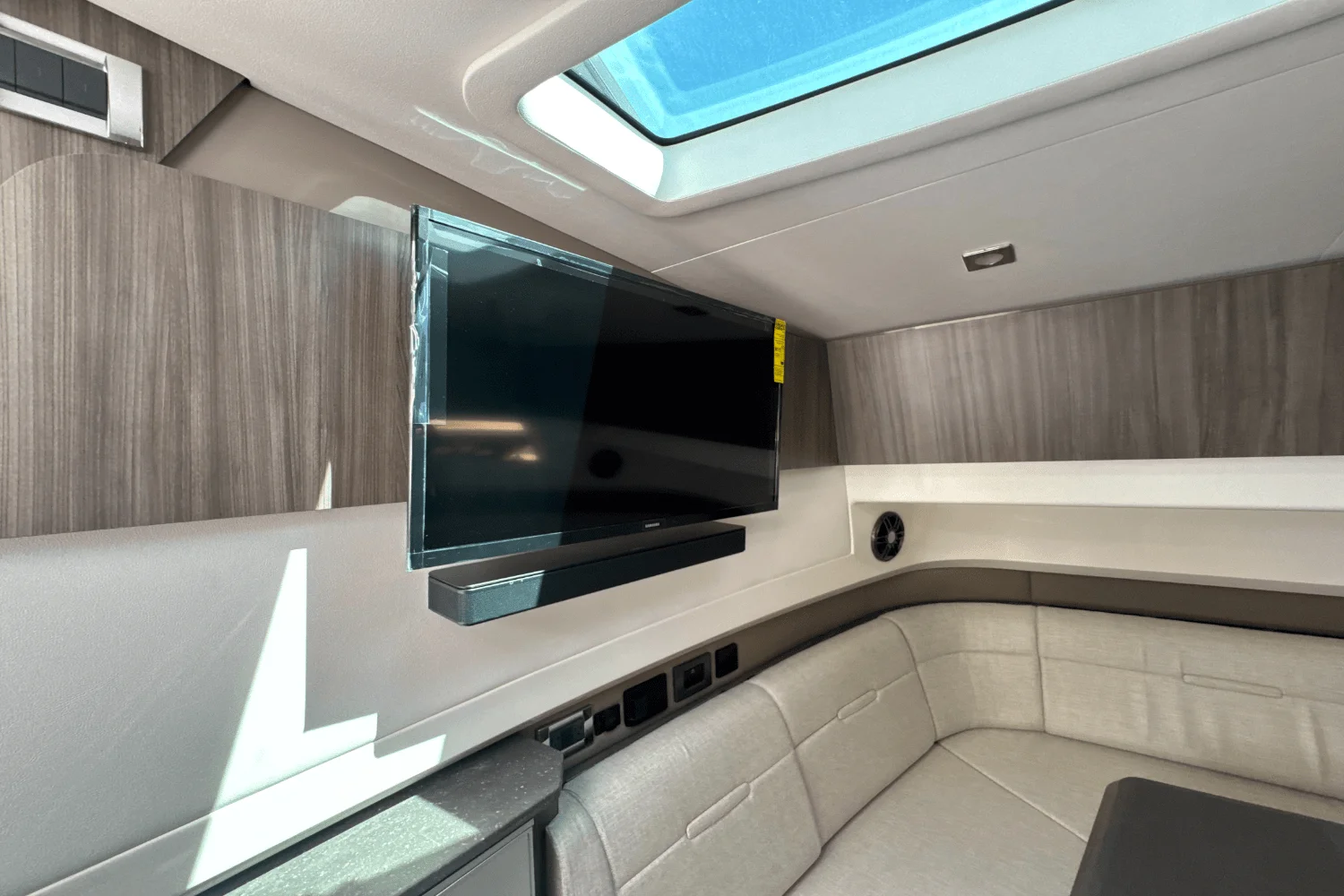 2026 Sea Ray SLX 400 Outboard Image Thumbnail #40