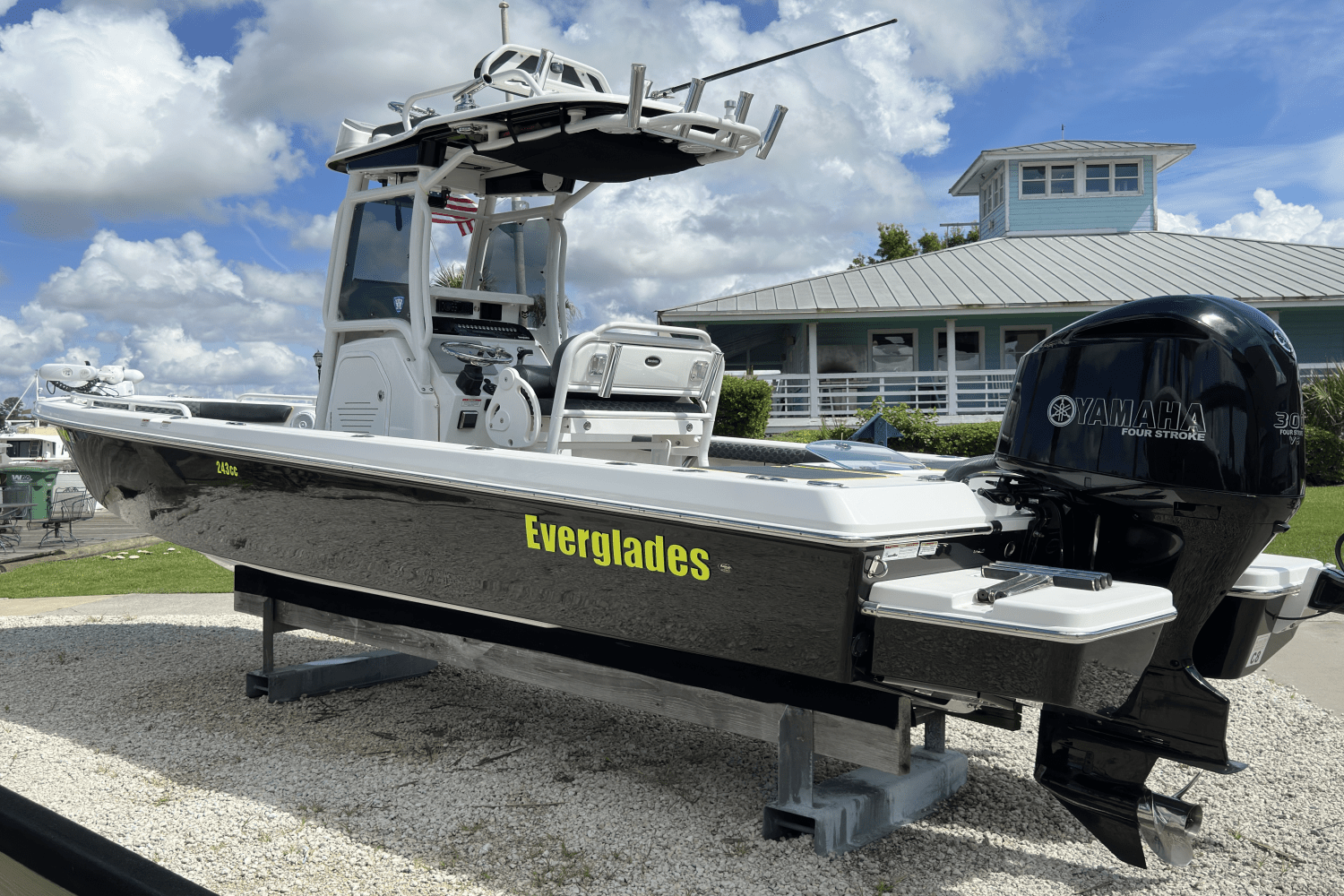 2017 Everglades 243 CENTER CONSOLE Image Thumbnail #2