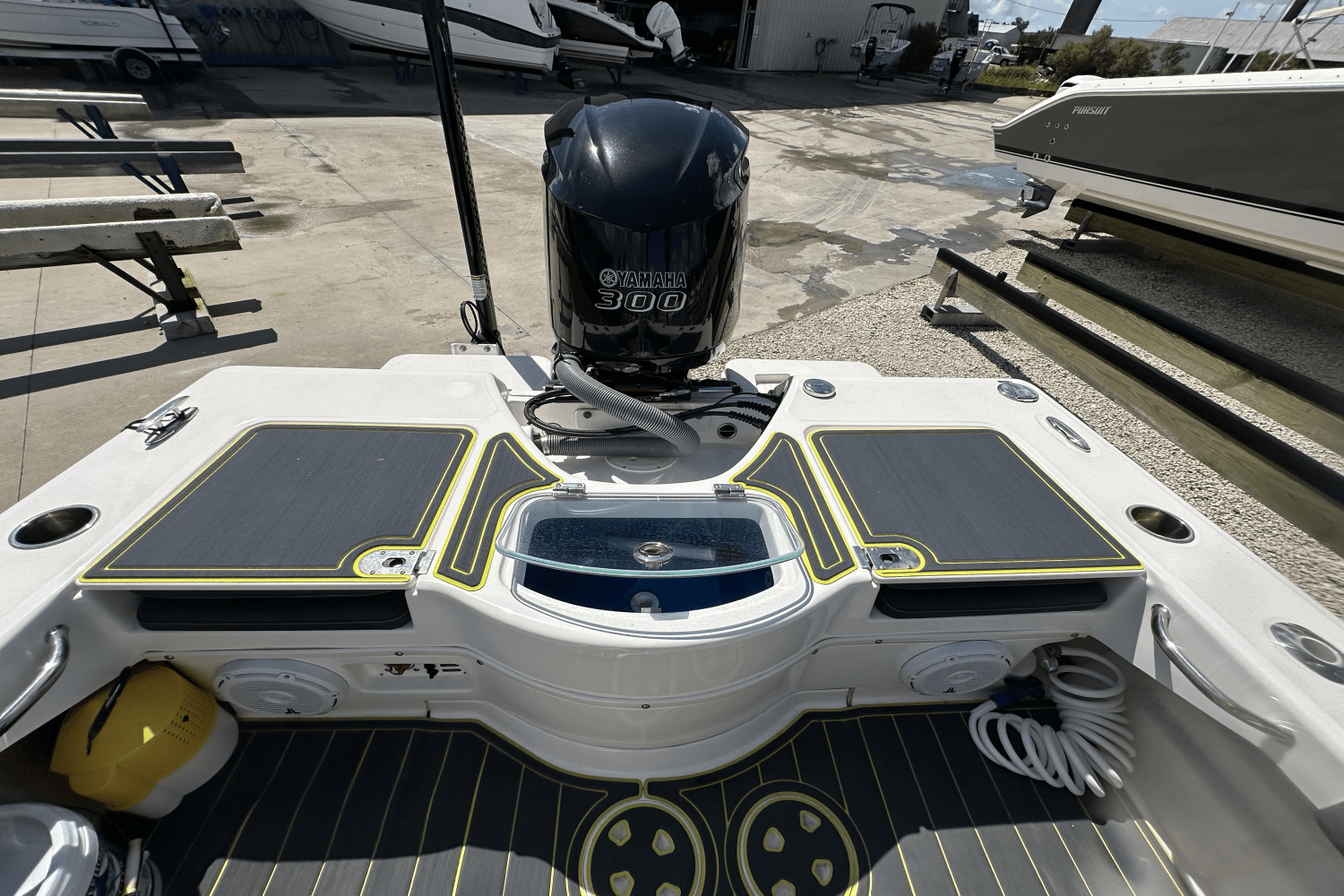 2017 Everglades 243 CENTER CONSOLE Image Thumbnail #4