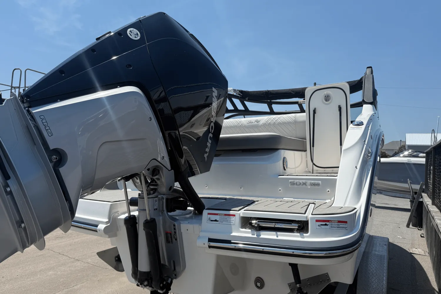 2026 Sea Ray SDX 250 Outboard Image Thumbnail #3