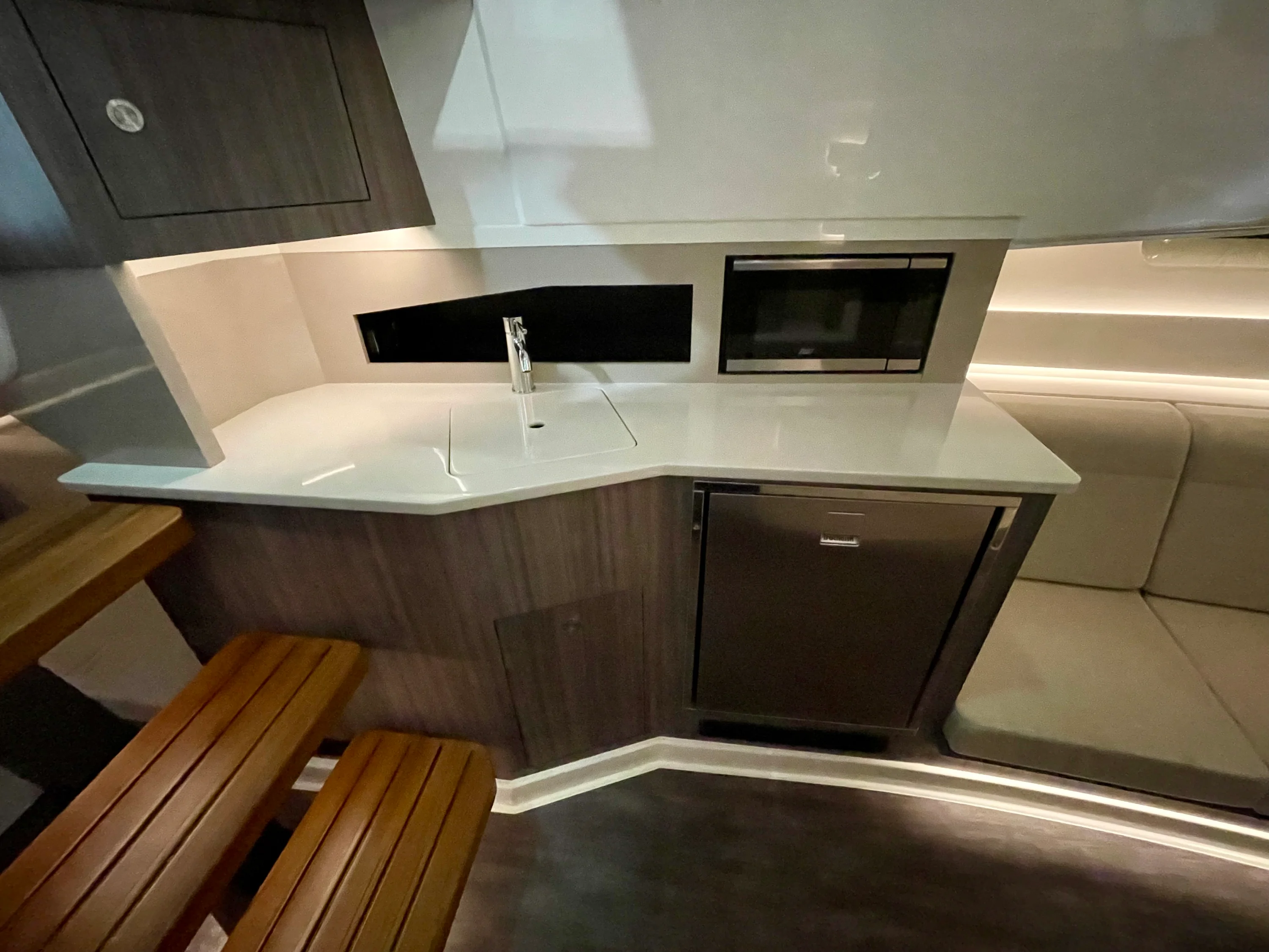 2026 Sea Ray Sundancer 370 Outboard Image Thumbnail #11