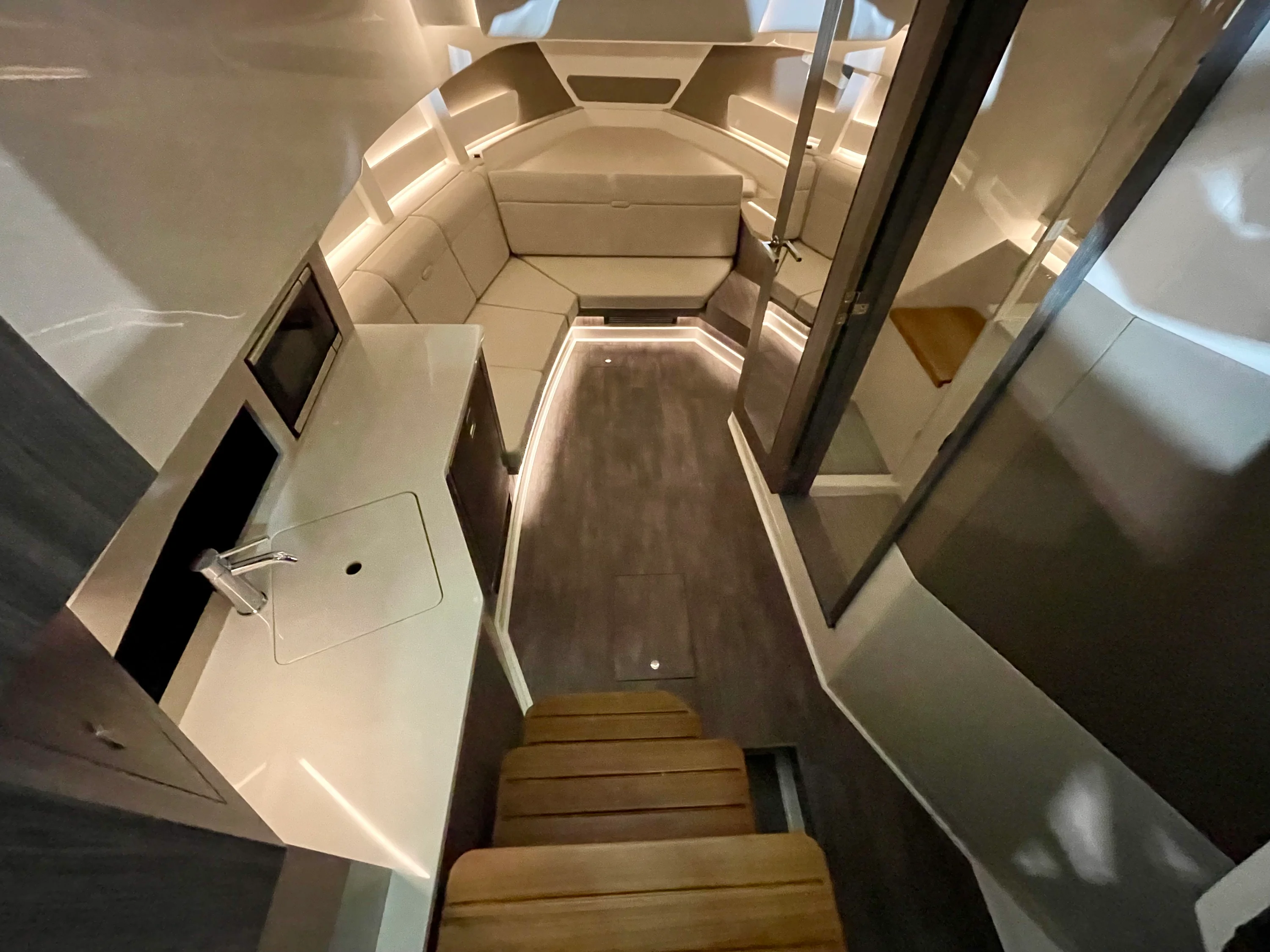 2026 Sea Ray Sundancer 370 Outboard Image Thumbnail #10