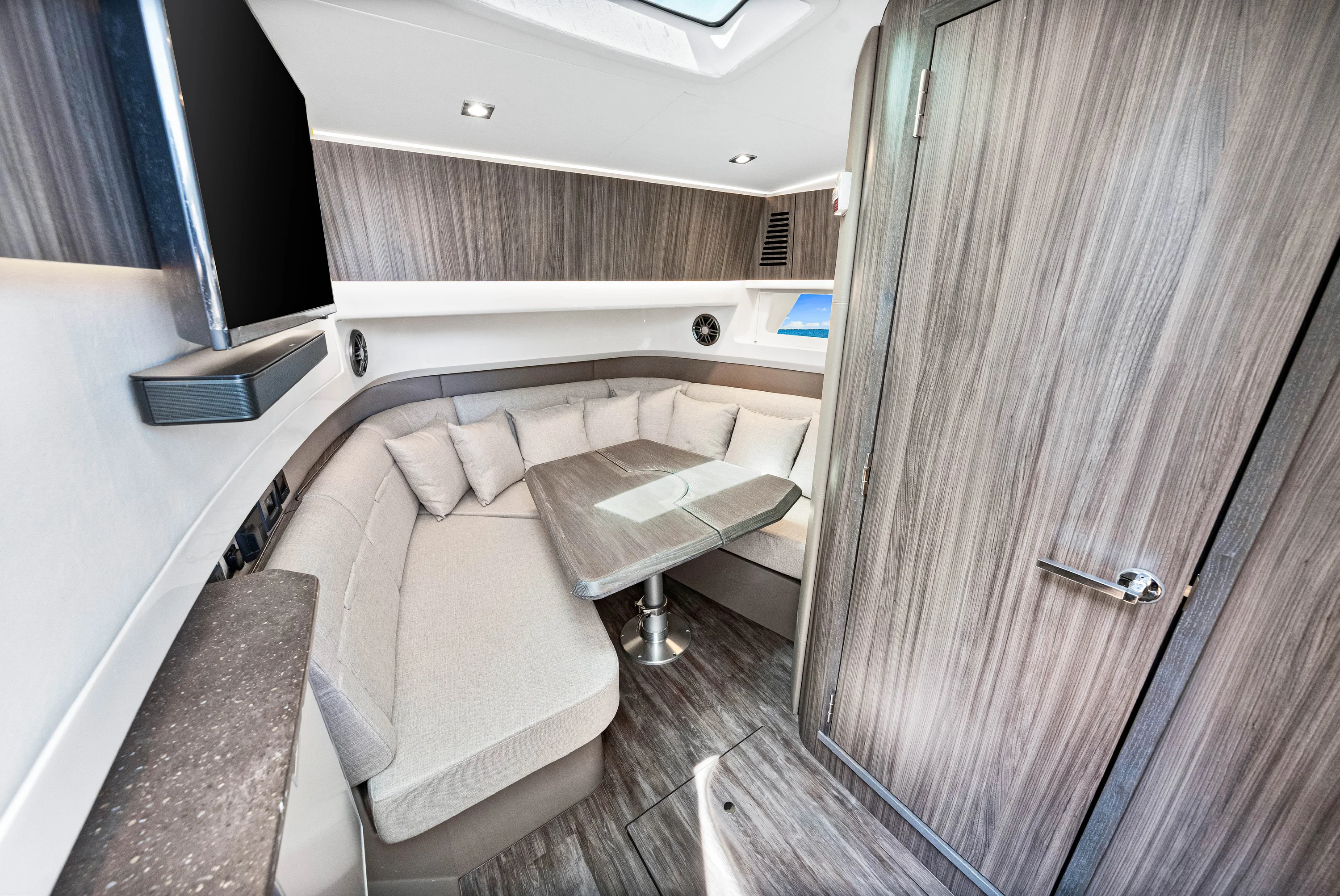 2026 Sea Ray SLX 400 Outboard Image Thumbnail #28