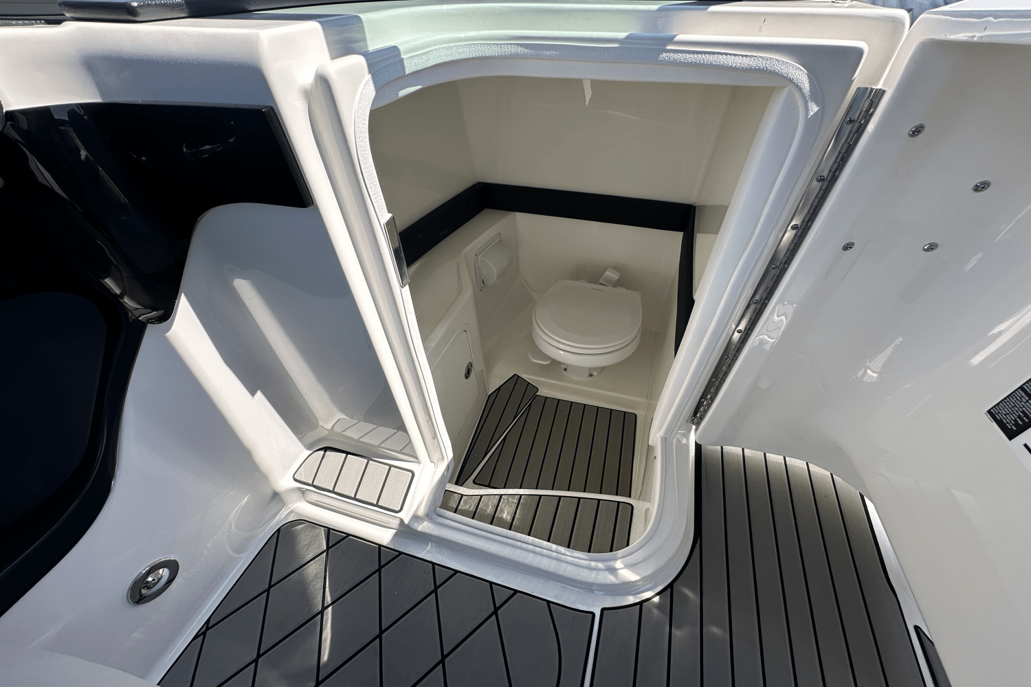 2025 Sea Ray SLX 280 Image Thumbnail #17
