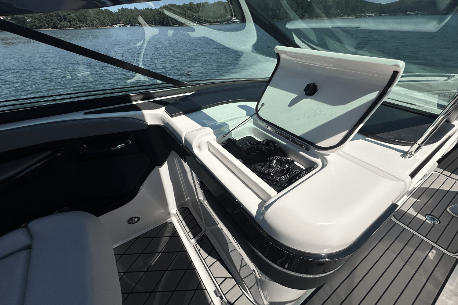 2025 Sea Ray SLX 280 Image Thumbnail #16