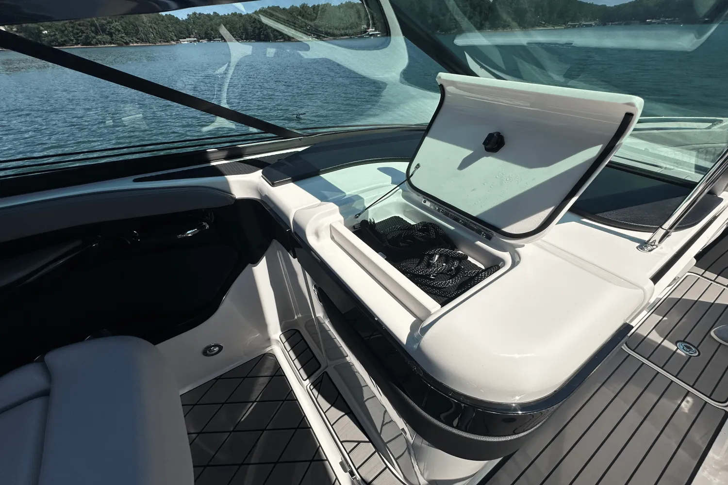 2025 Sea Ray SLX 280 Image Thumbnail #16