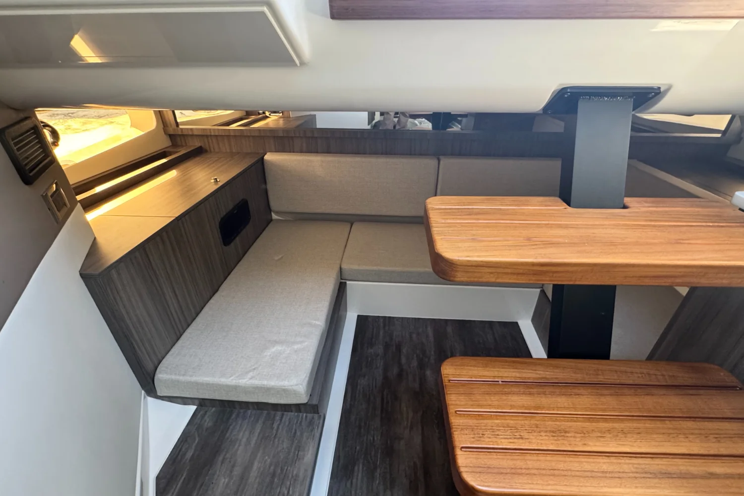 2026 Sea Ray Sundancer 370 Outboard Image Thumbnail #28