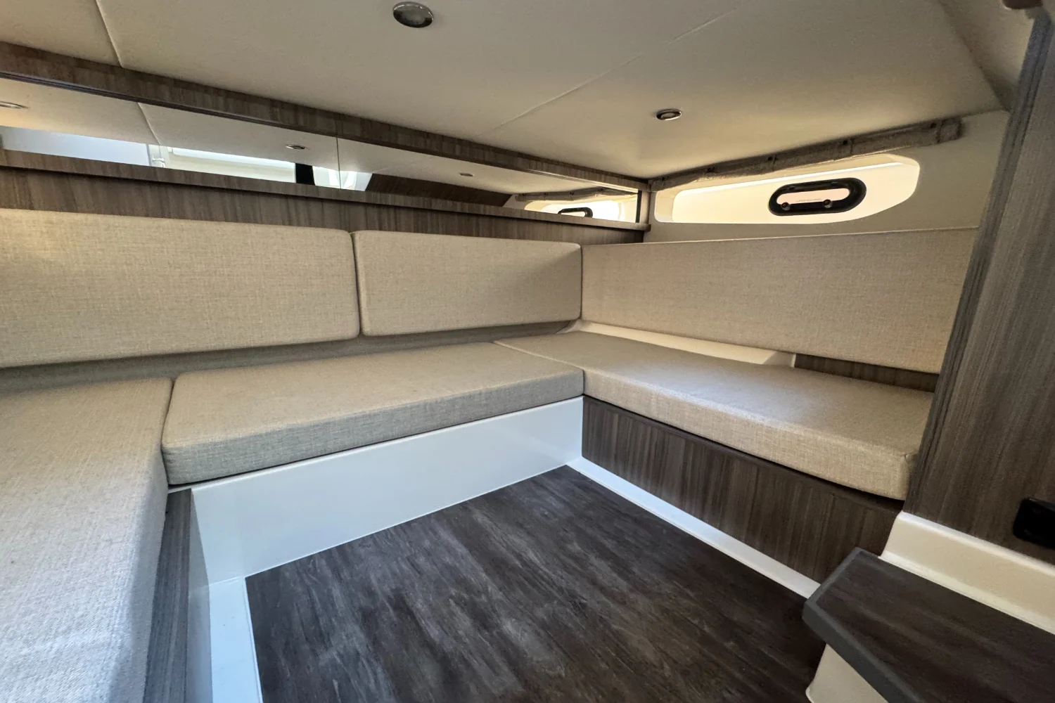 2026 Sea Ray Sundancer 370 Outboard Image Thumbnail #30