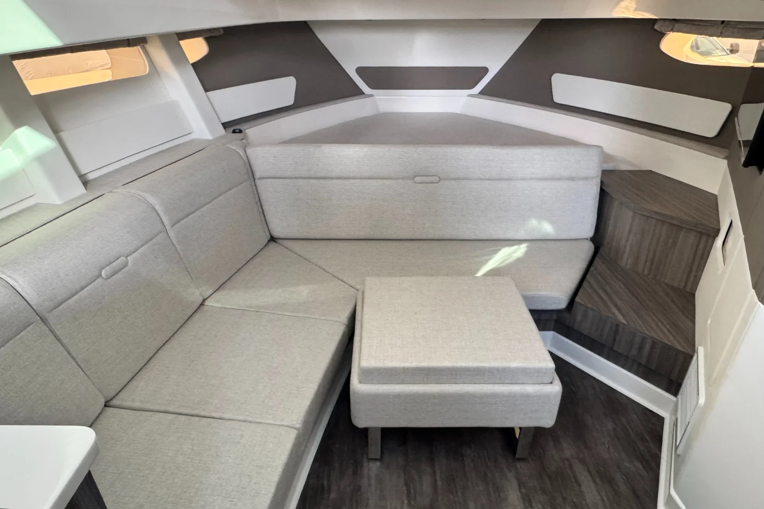 2026 Sea Ray Sundancer 370 Outboard Image Thumbnail #24