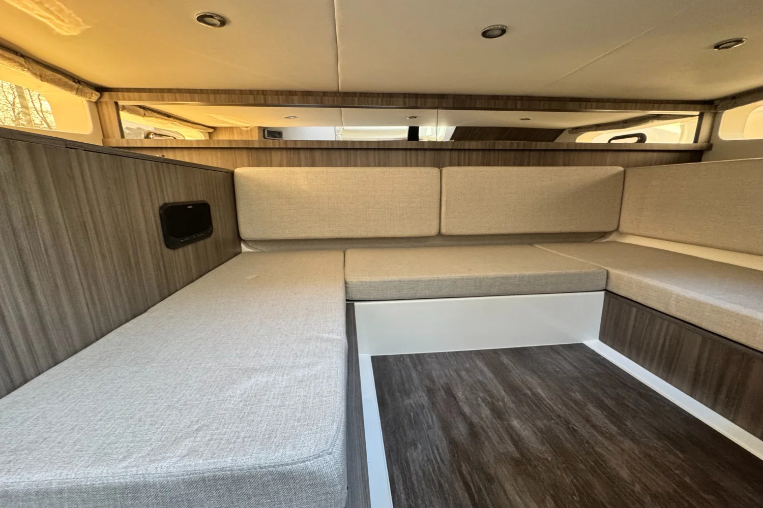 2026 Sea Ray Sundancer 370 Outboard Image Thumbnail #29