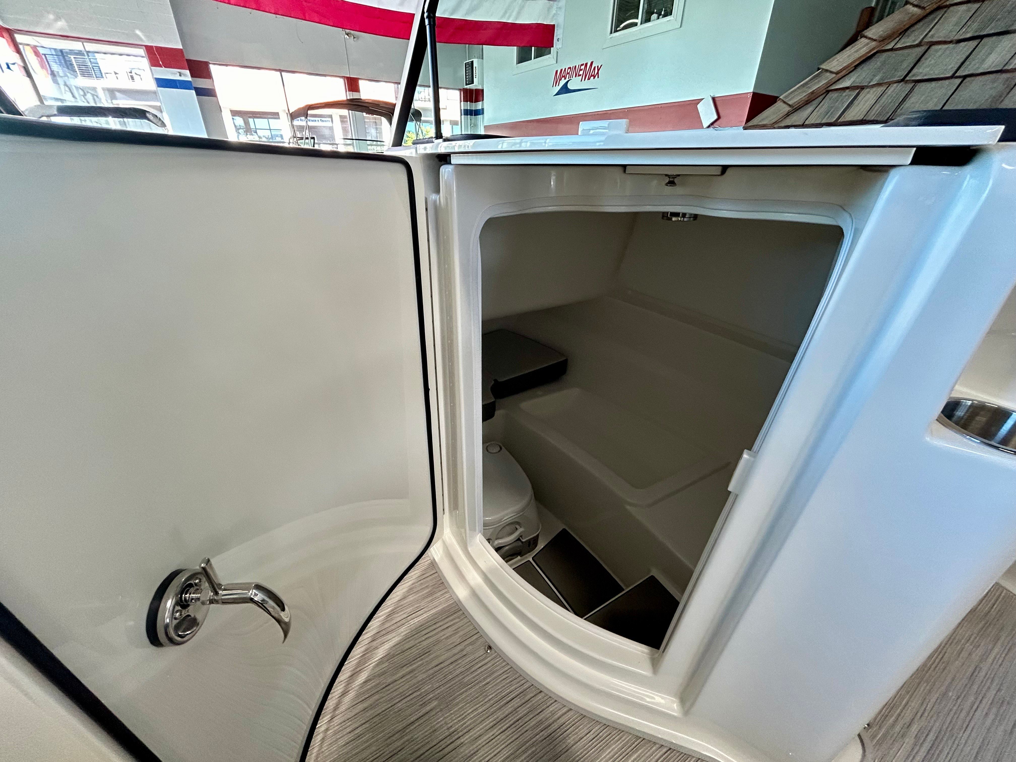 2026 Sea Ray SDX 230 Outboard Image Thumbnail #29