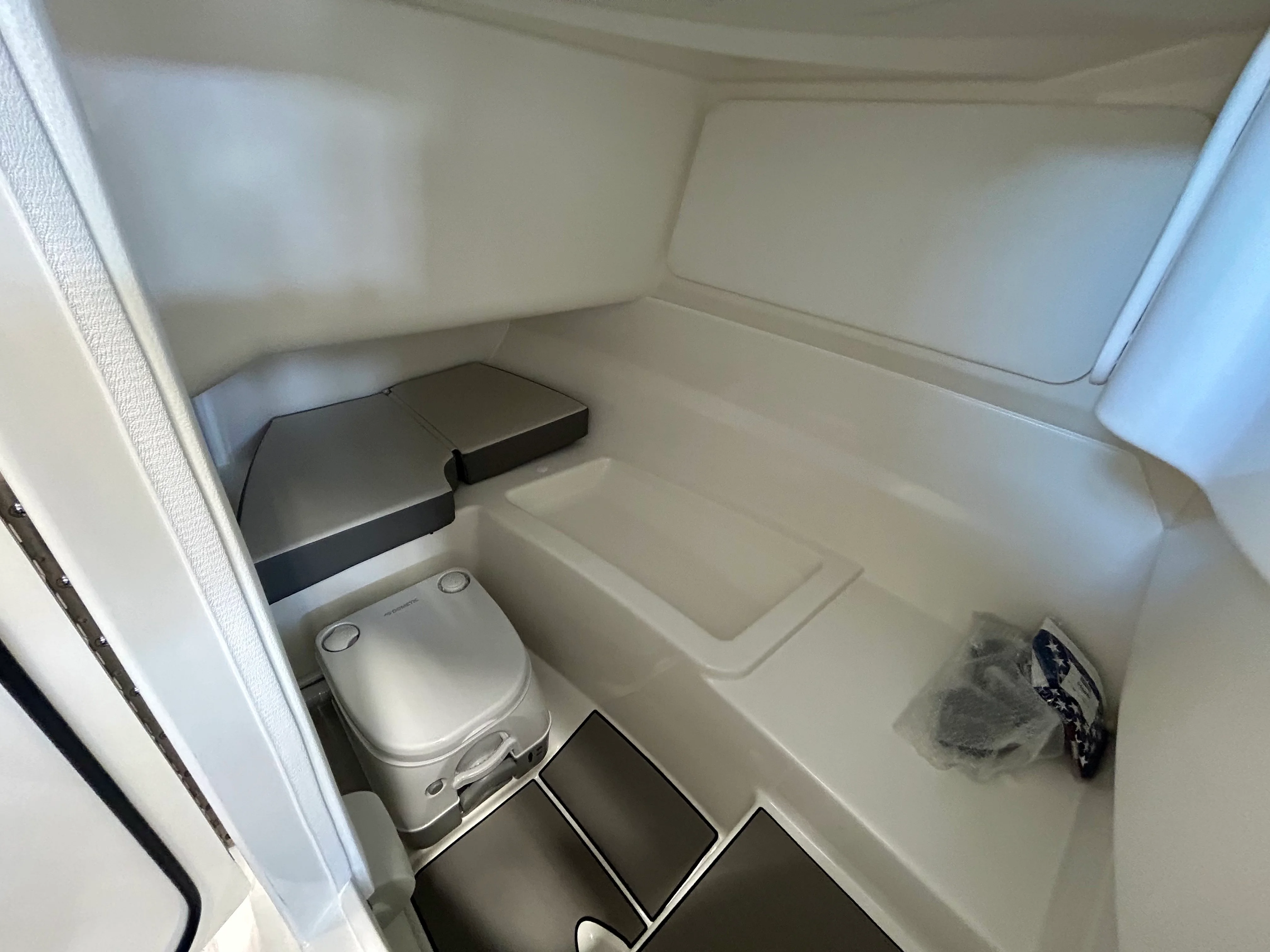 2026 Sea Ray SDX 230 Outboard Image Thumbnail #30