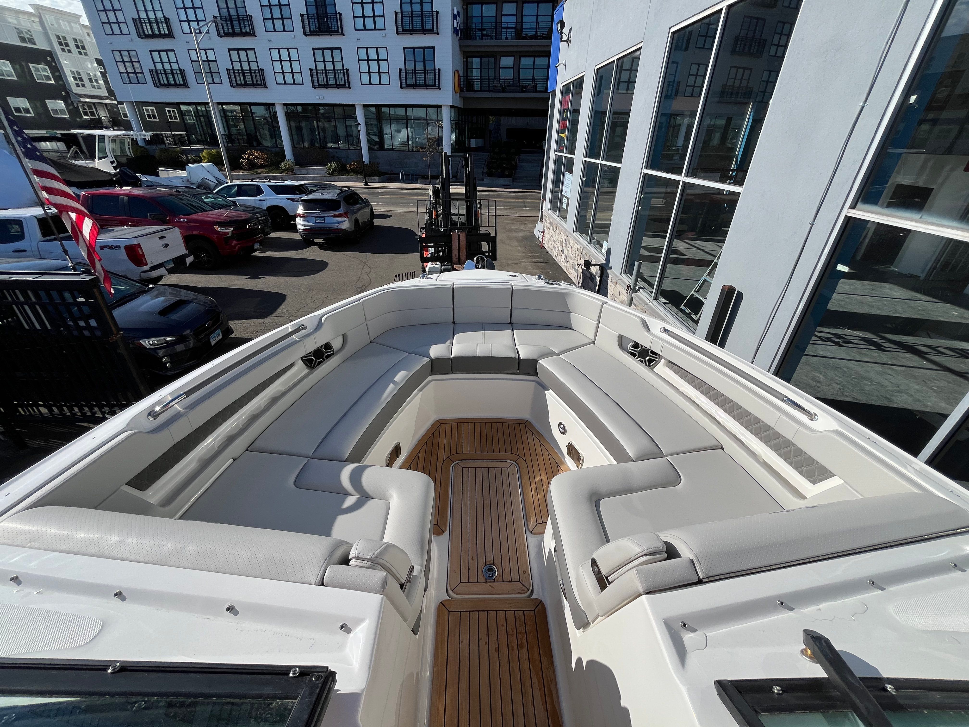 2026 Sea Ray SLX 310 Outboard Image Thumbnail #31