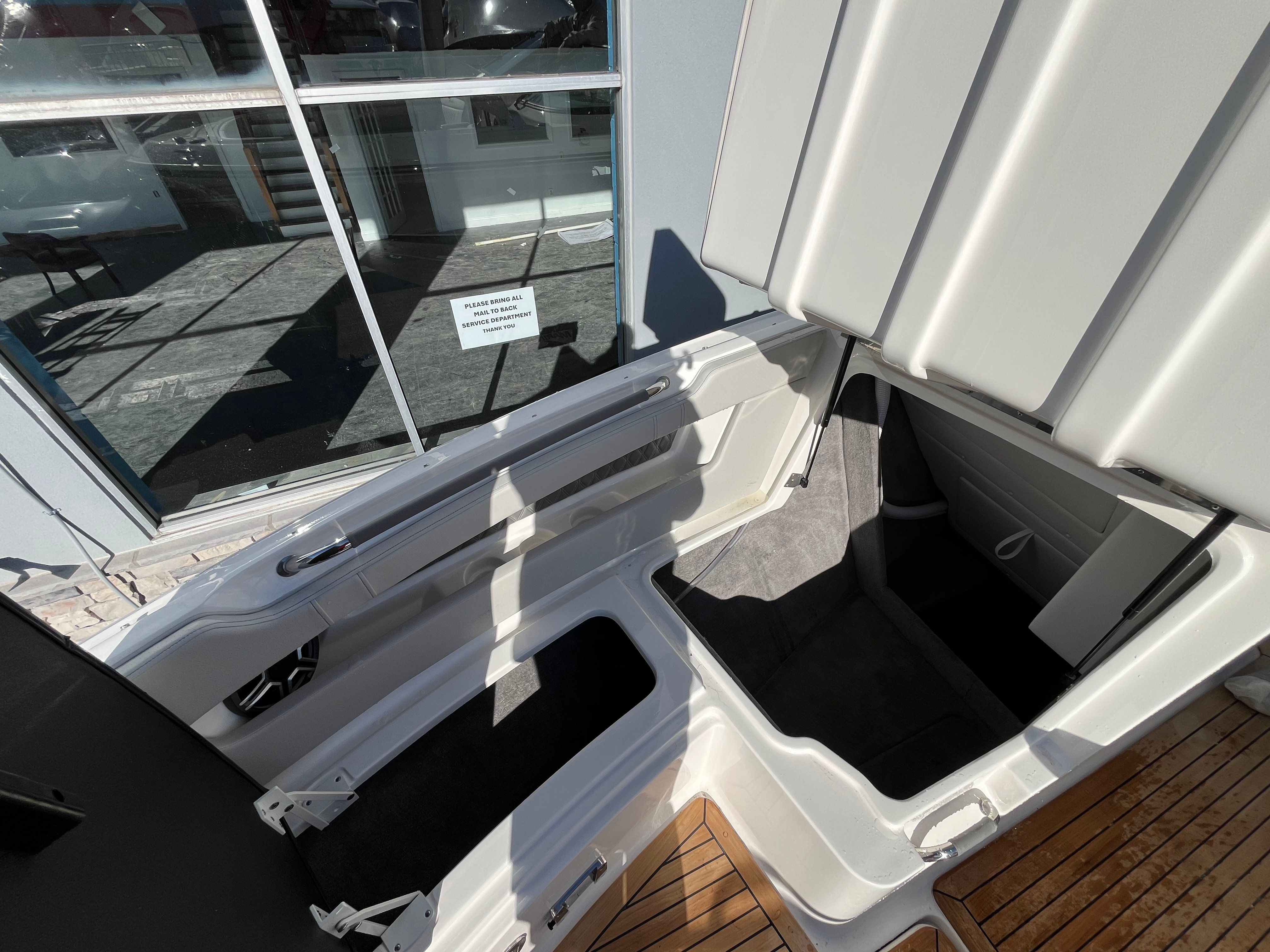 2026 Sea Ray SLX 310 Outboard Image Thumbnail #38