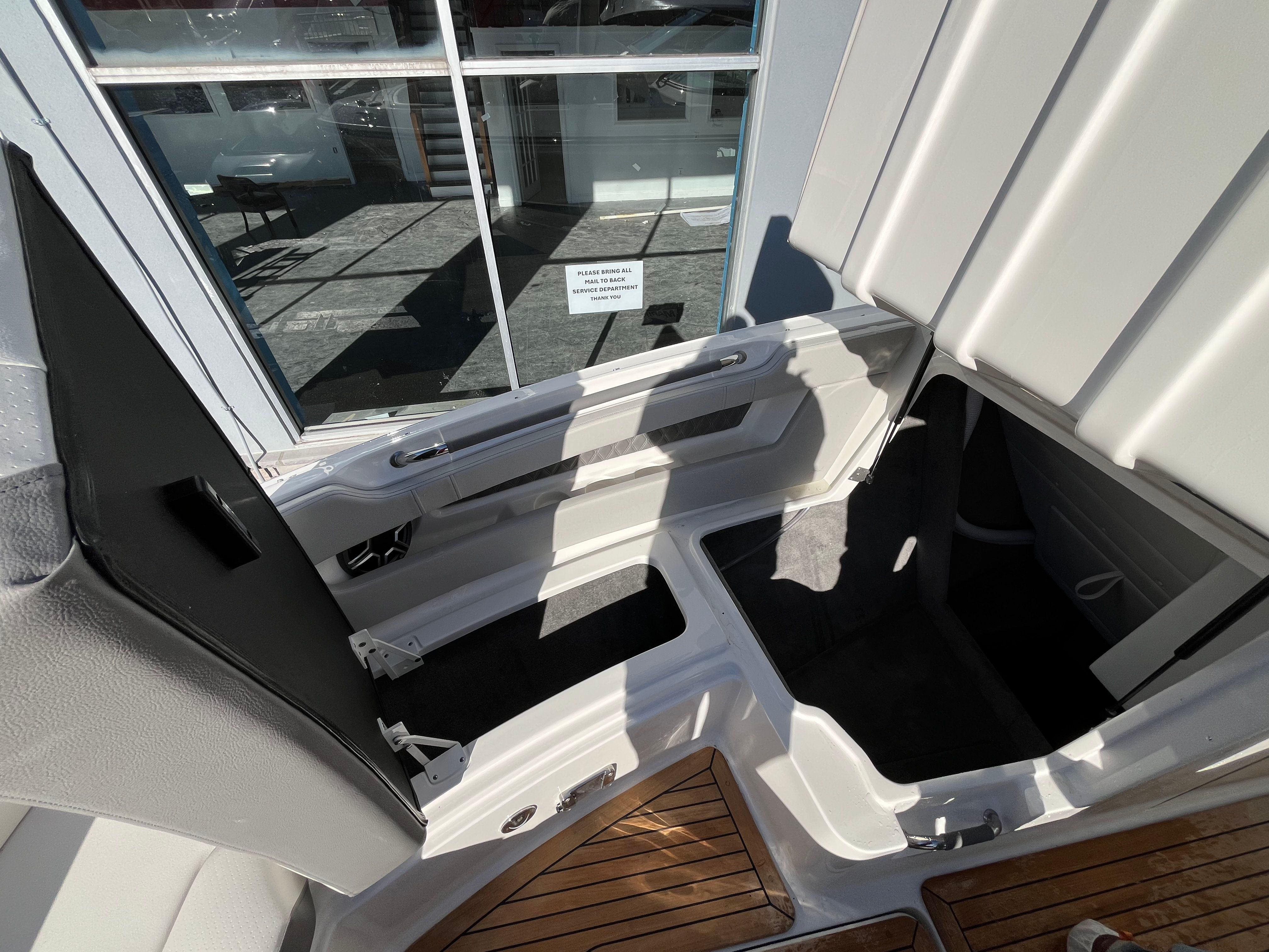 2026 Sea Ray SLX 310 Outboard Image Thumbnail #36