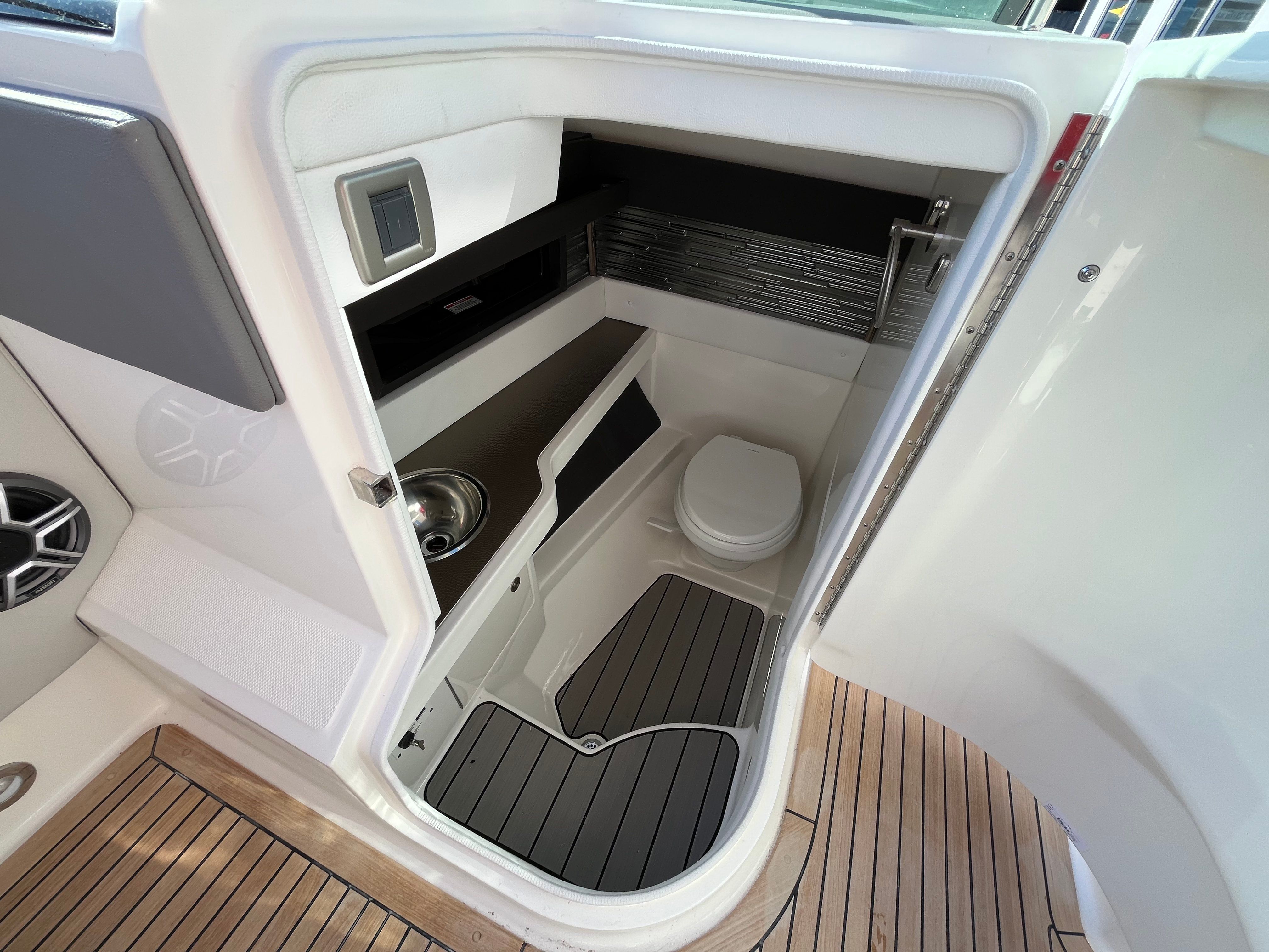 2026 Sea Ray SLX 310 Outboard Image Thumbnail #29