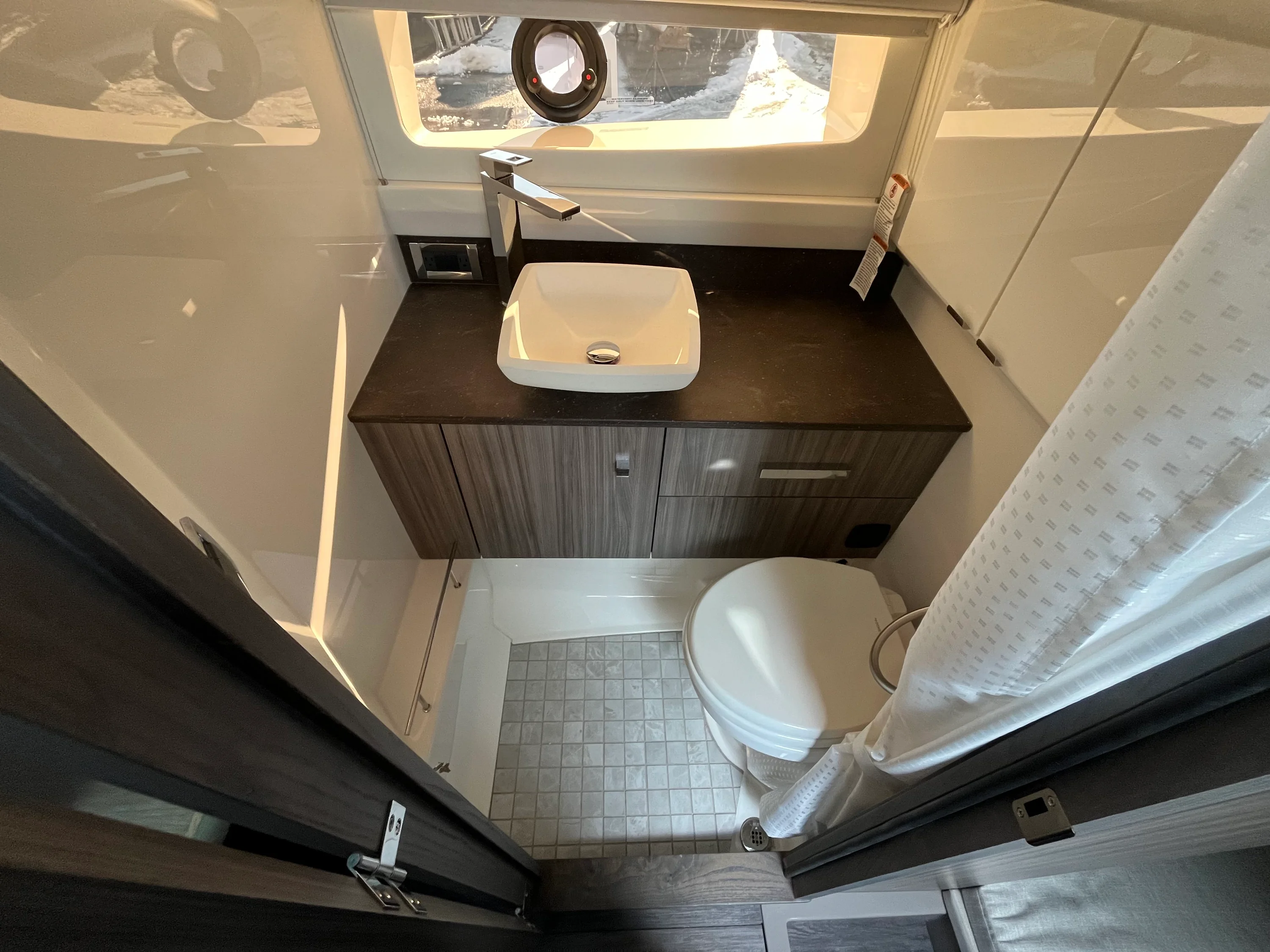 2026 Sea Ray SLX 400 Outboard Image Thumbnail #63