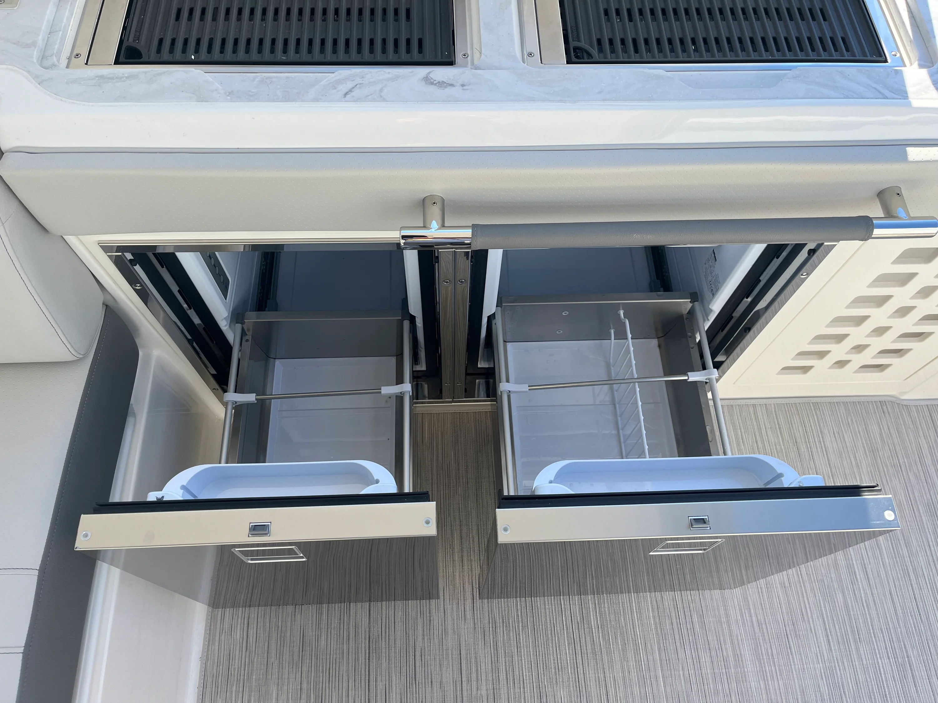 2026 Sea Ray SLX 400 Outboard Image Thumbnail #43