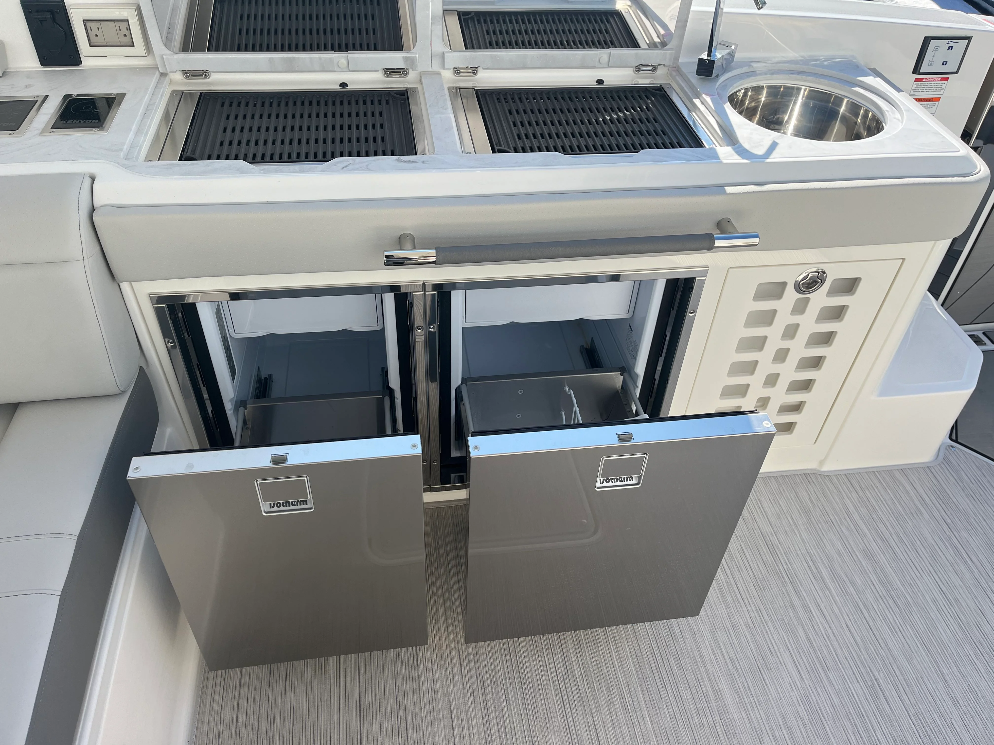 2026 Sea Ray SLX 400 Outboard Image Thumbnail #41