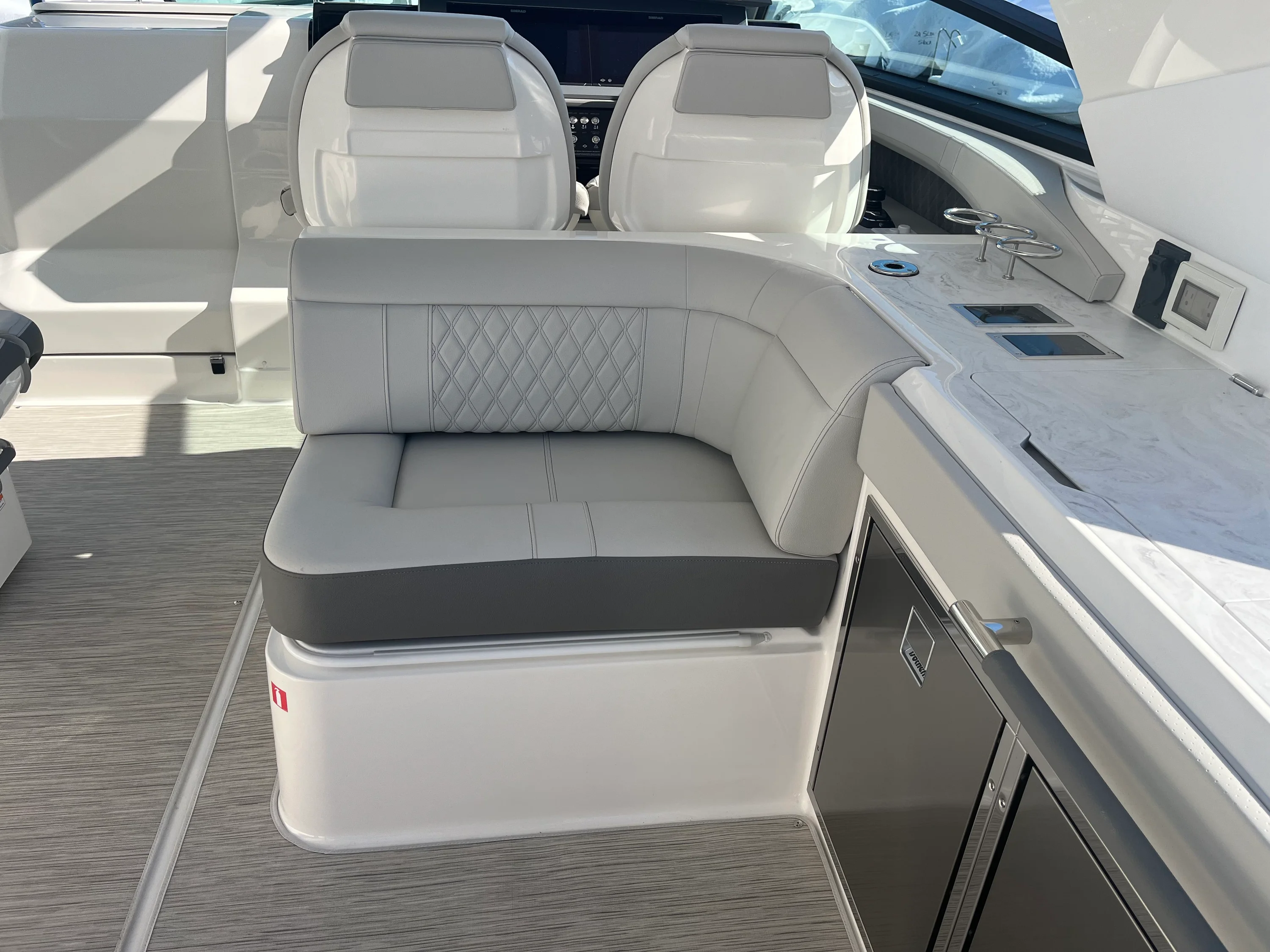 2026 Sea Ray SLX 400 Outboard Image Thumbnail #38