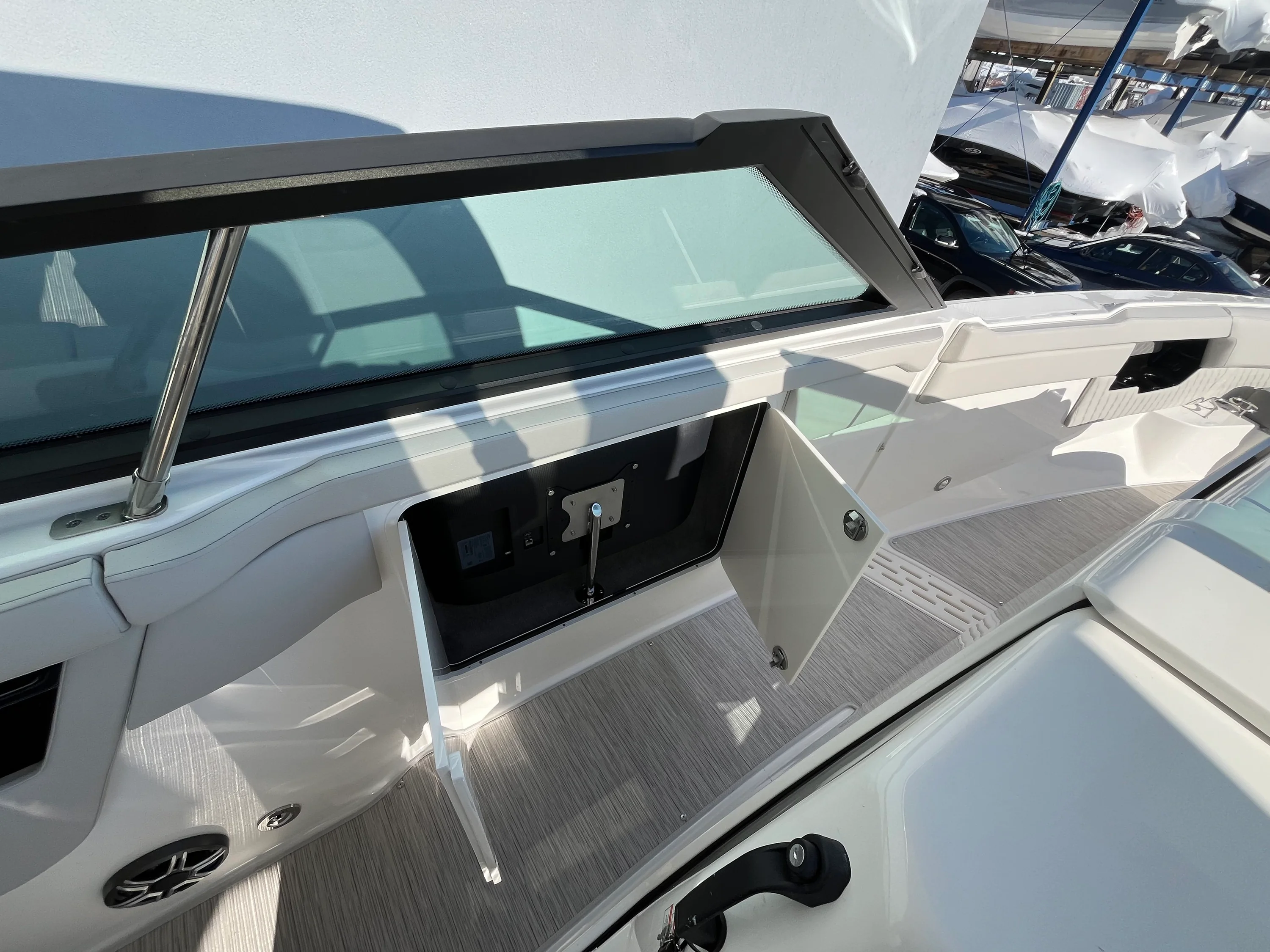 2026 Sea Ray SLX 400 Outboard Image Thumbnail #23