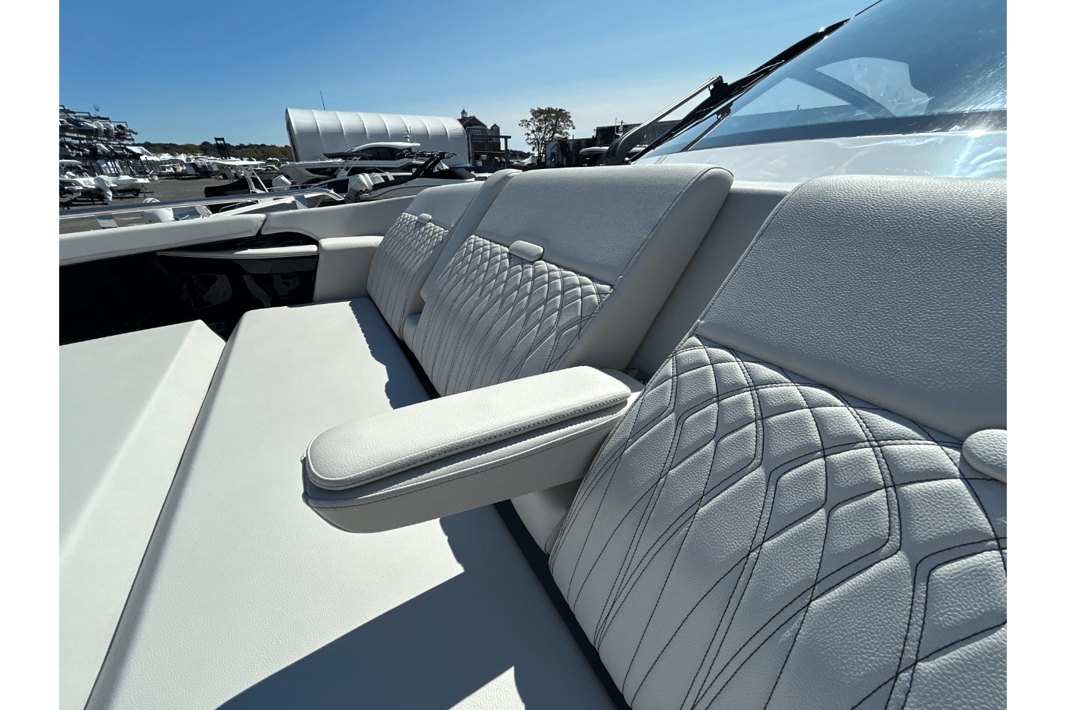 2026 Sea Ray Sundancer 370 Outboard Image Thumbnail #18