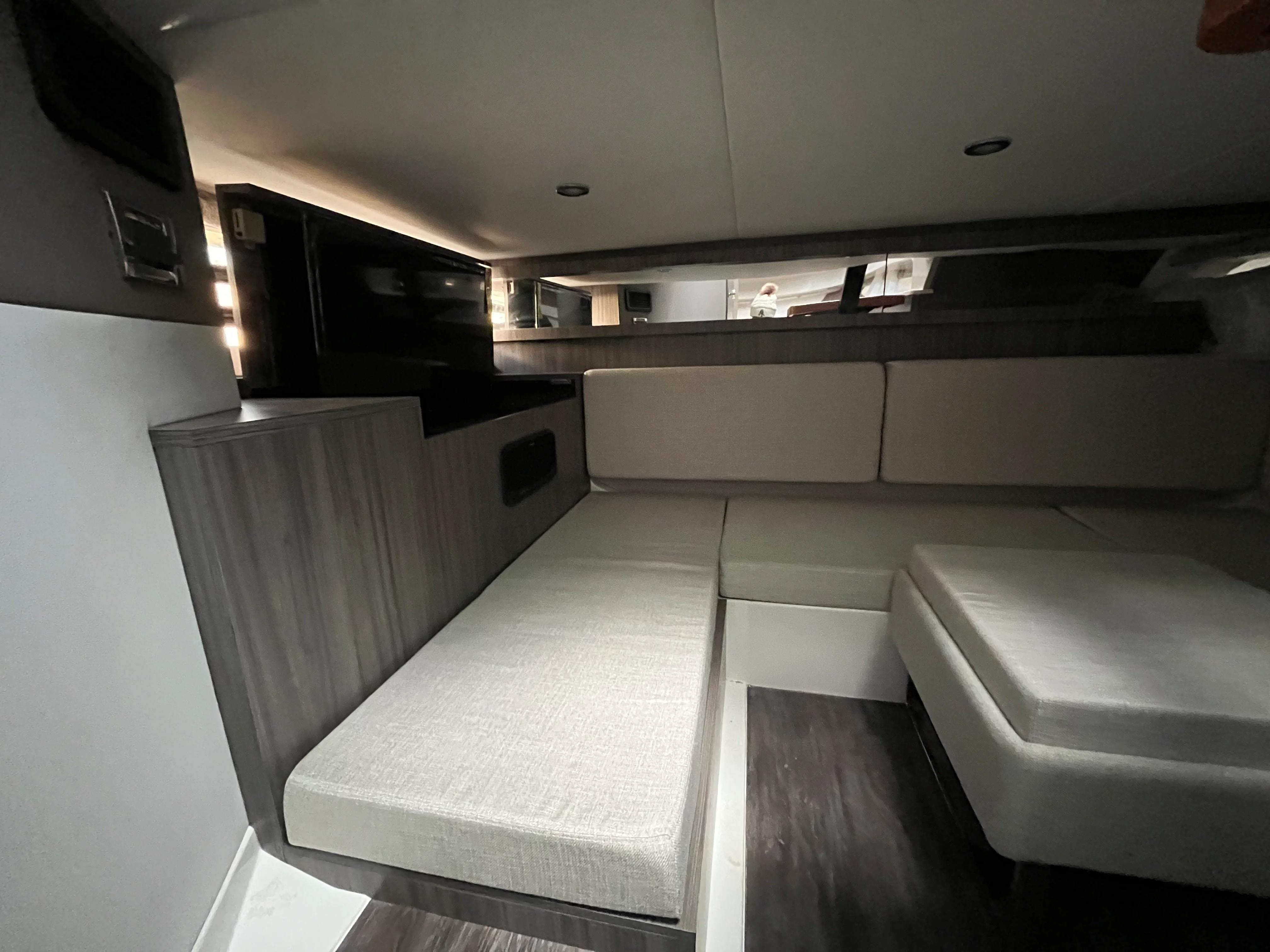 2026 Sea Ray Sundancer 370 Outboard Image Thumbnail #32