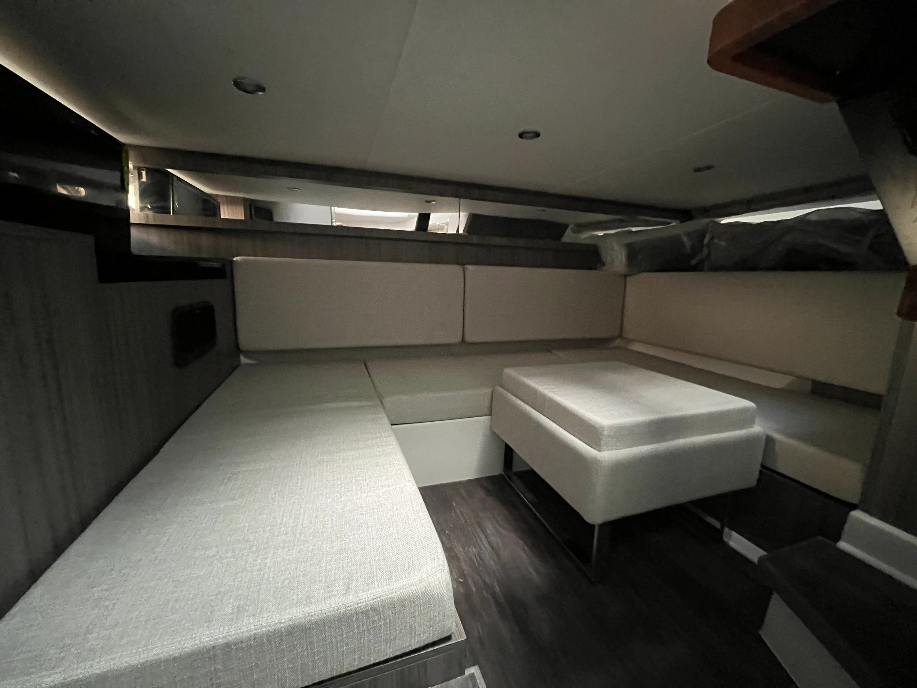 2026 Sea Ray Sundancer 370 Outboard Image Thumbnail #30