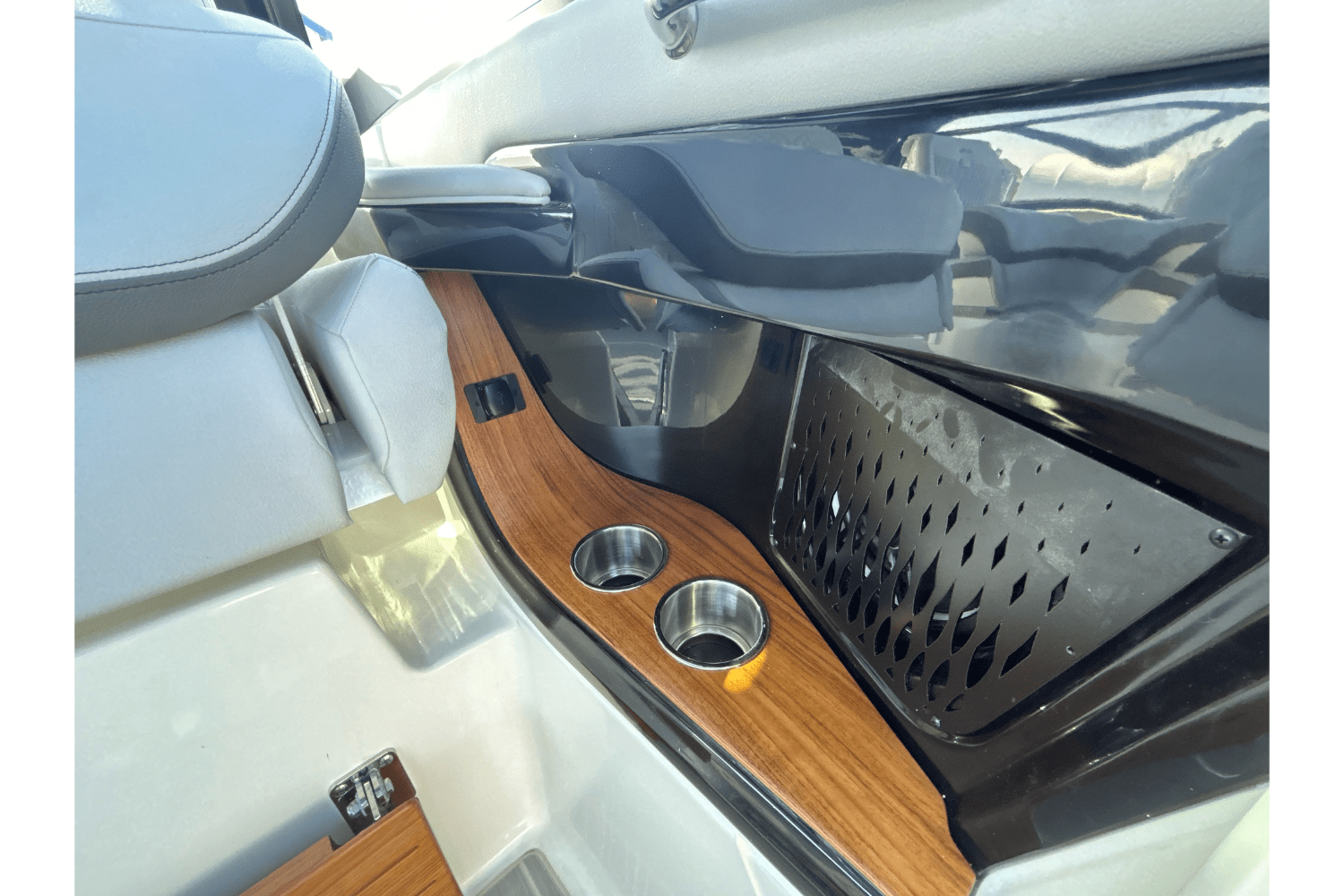 2026 Sea Ray Sundancer 370 Outboard Image Thumbnail #9