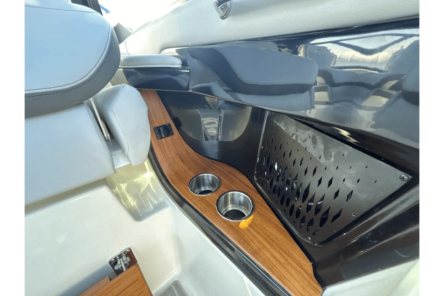 2026 Sea Ray Sundancer 370 Outboard Image Thumbnail #9