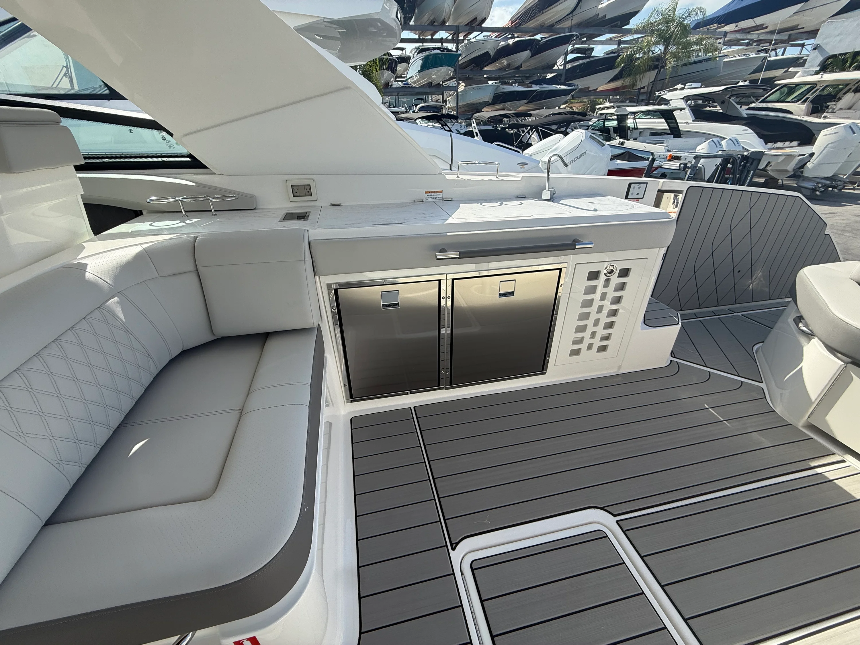 2026 Sea Ray SLX 400 Outboard Image Thumbnail #25