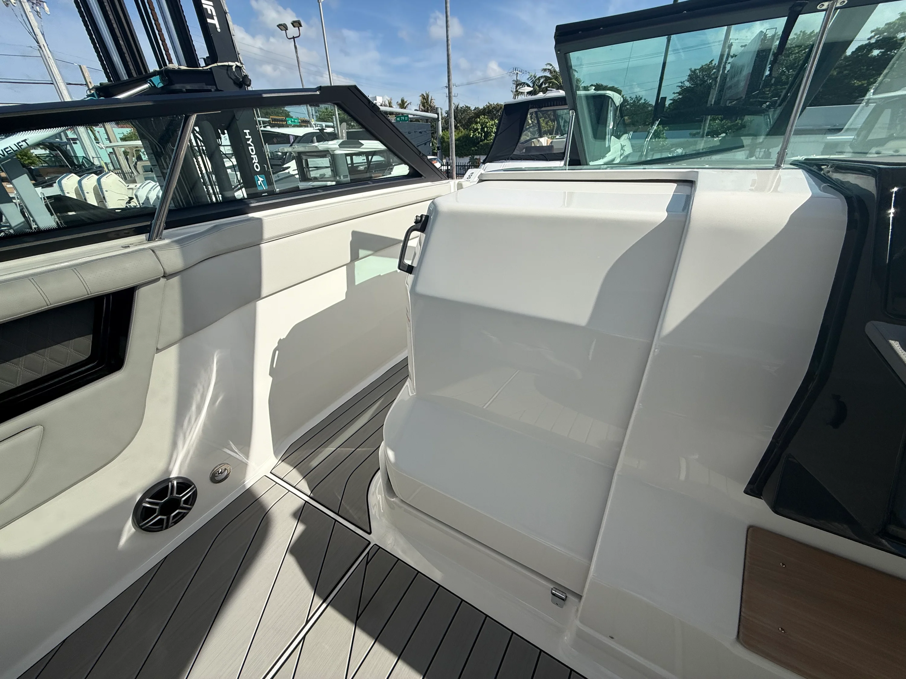 2026 Sea Ray SLX 400 Outboard Image Thumbnail #34