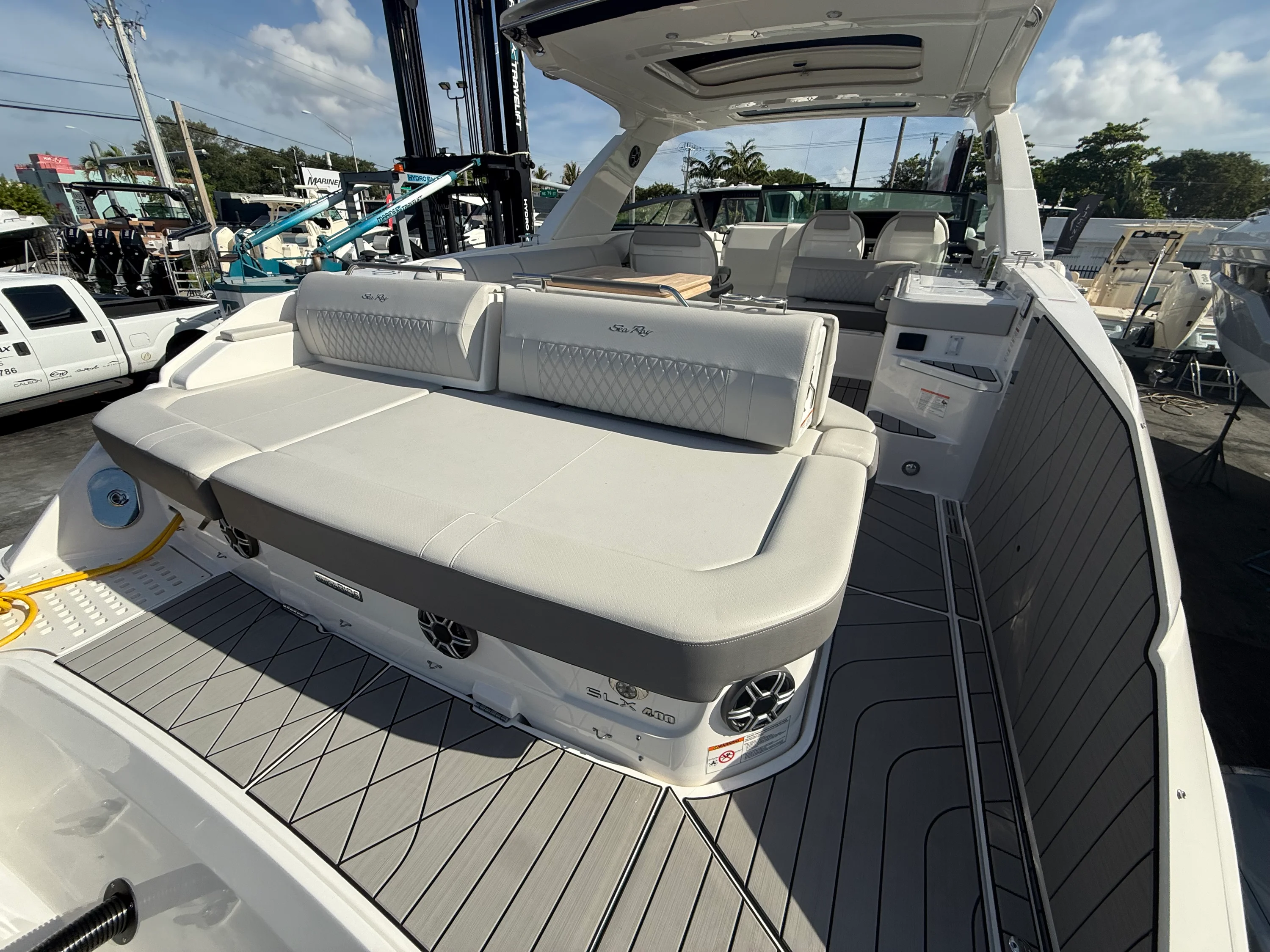 2026 Sea Ray SLX 400 Outboard Image Thumbnail #21